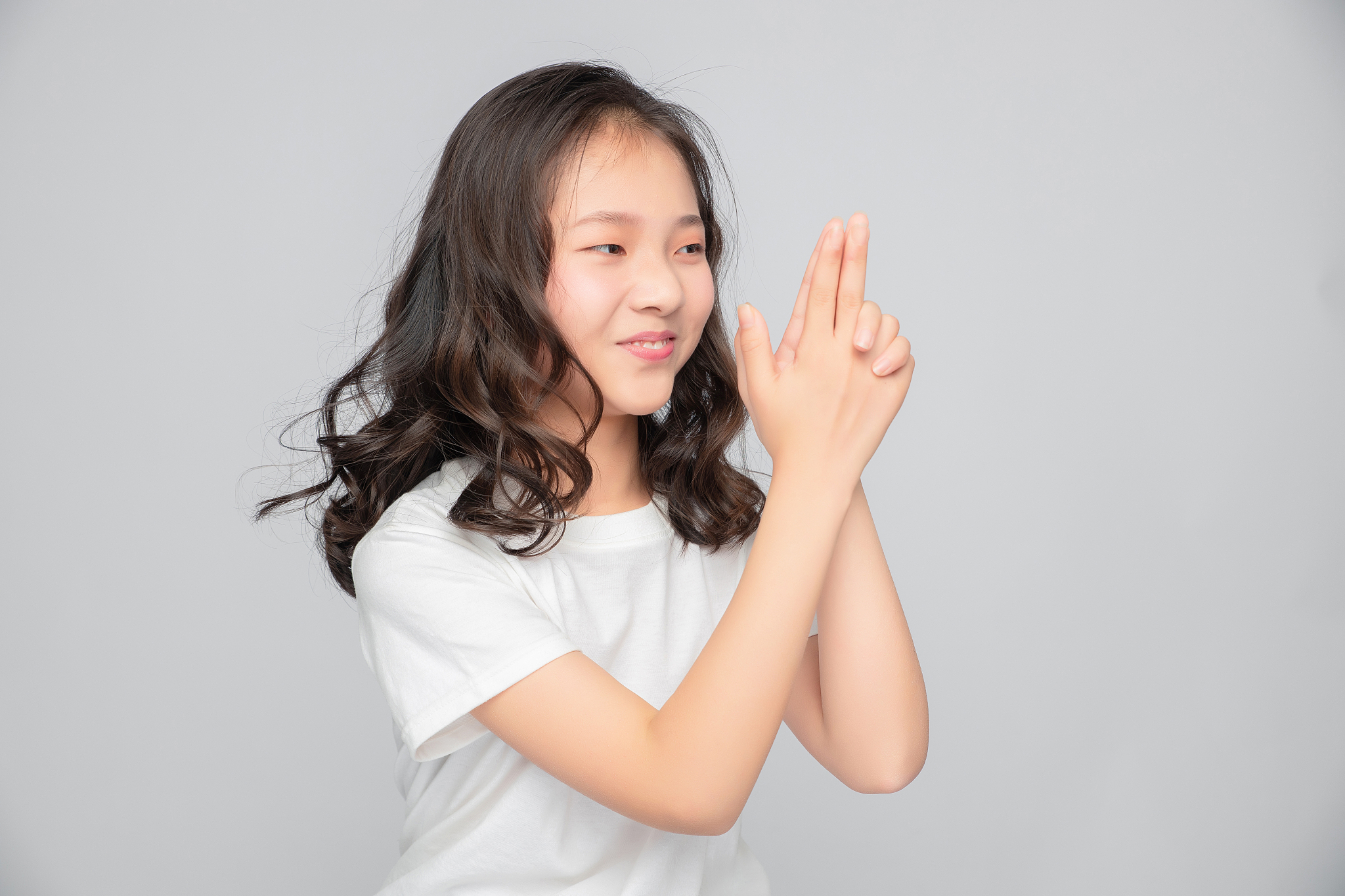 灰色背景里的亚洲小学女生