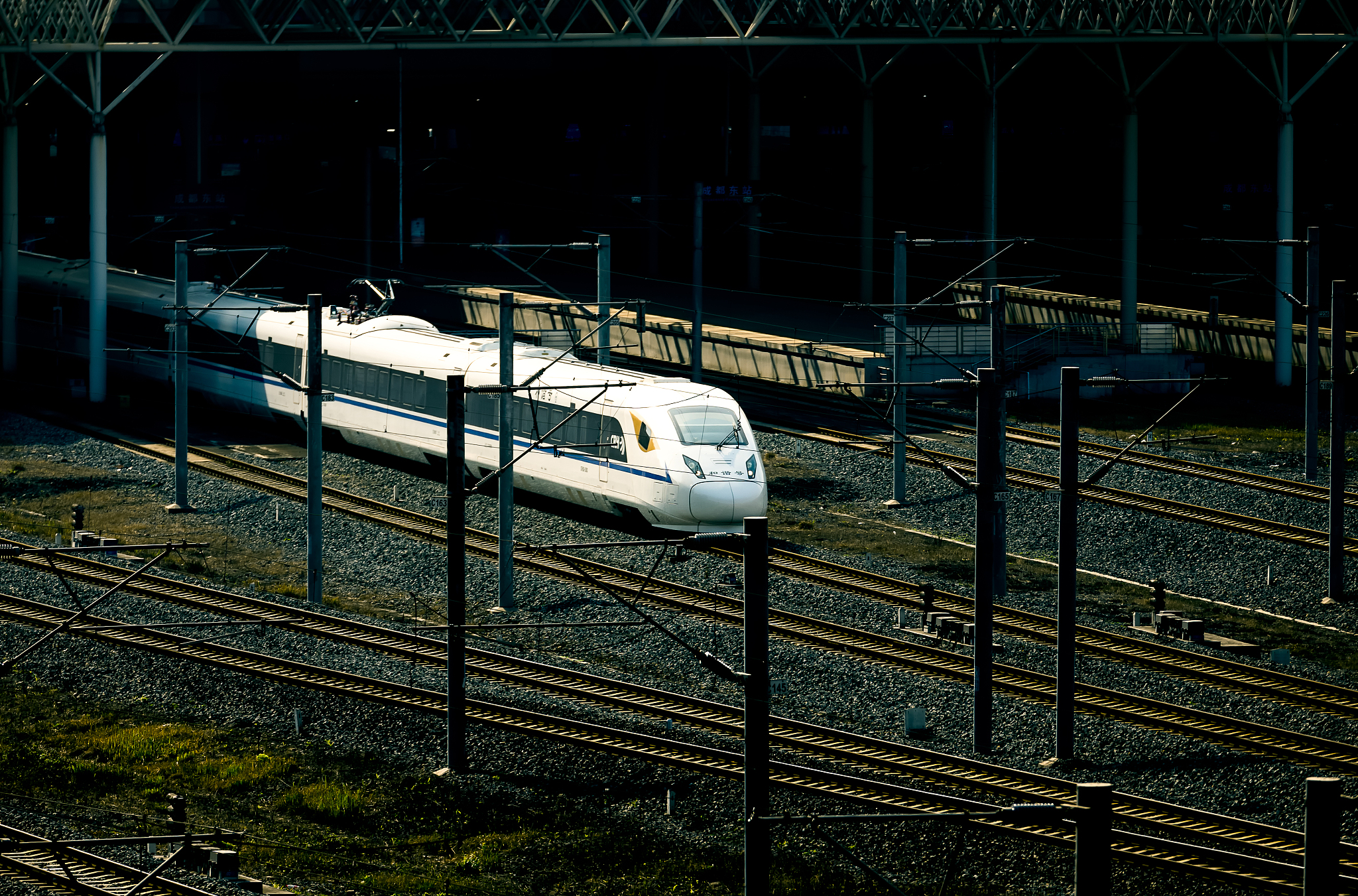 改写：By 2025 about 38000 km of high-speed railways will be built and the total railway network will be 175000 km