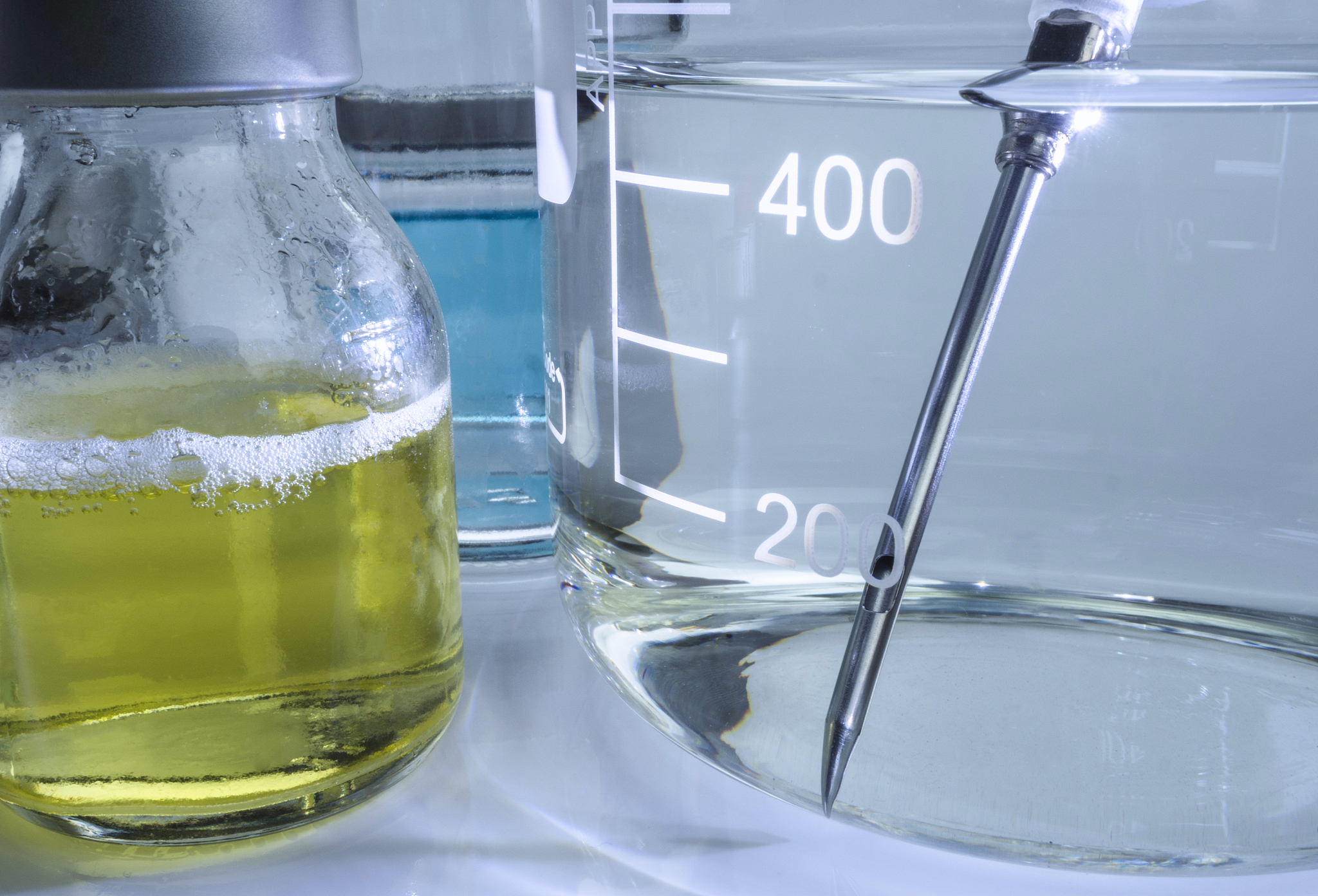 KCL 不溶于水的条件：油脂、特殊晶体结构