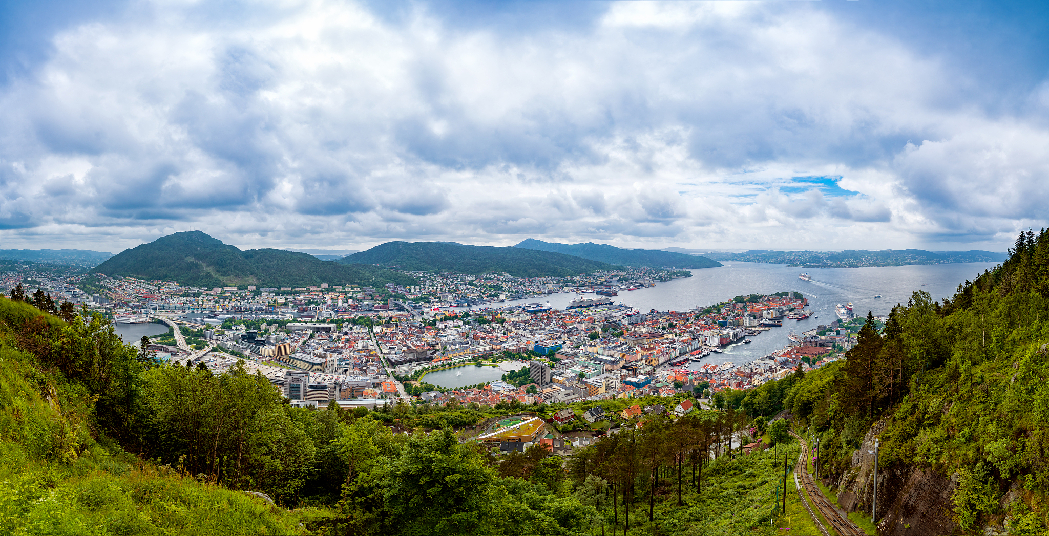 bergen is a city and municipality in hordaland on the west coast
