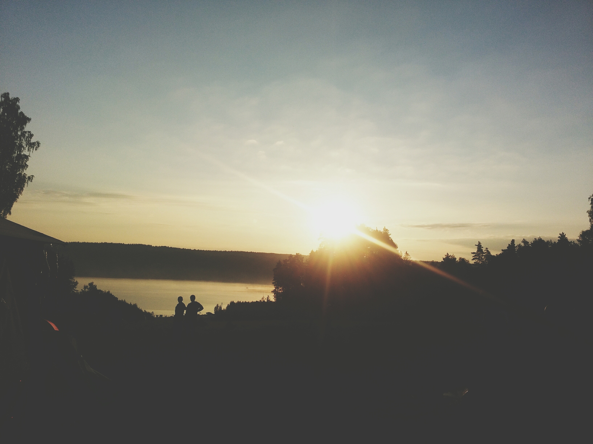 日落归山海山海藏深意没有人不迁憾只 是有人不喊疼 帮我用300字描述