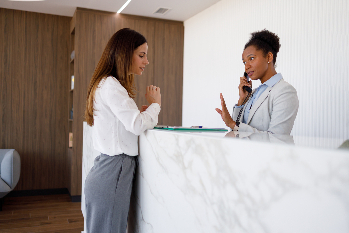 男领导对女下属说跟她聊天很开心问女下属开不开心该怎么回复