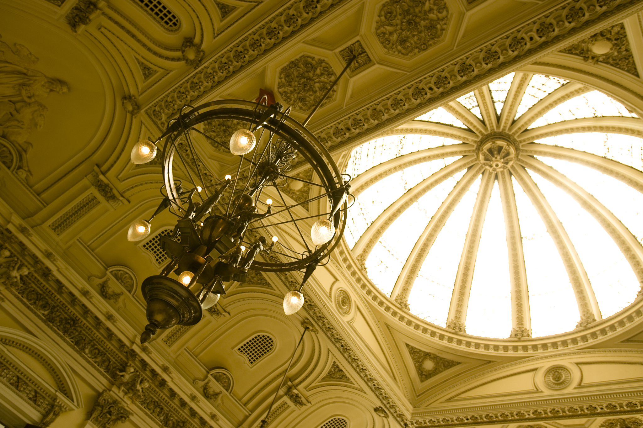 防爆应急灯为何采用钢化玻璃？安全性和耐冲击性大揭秘！