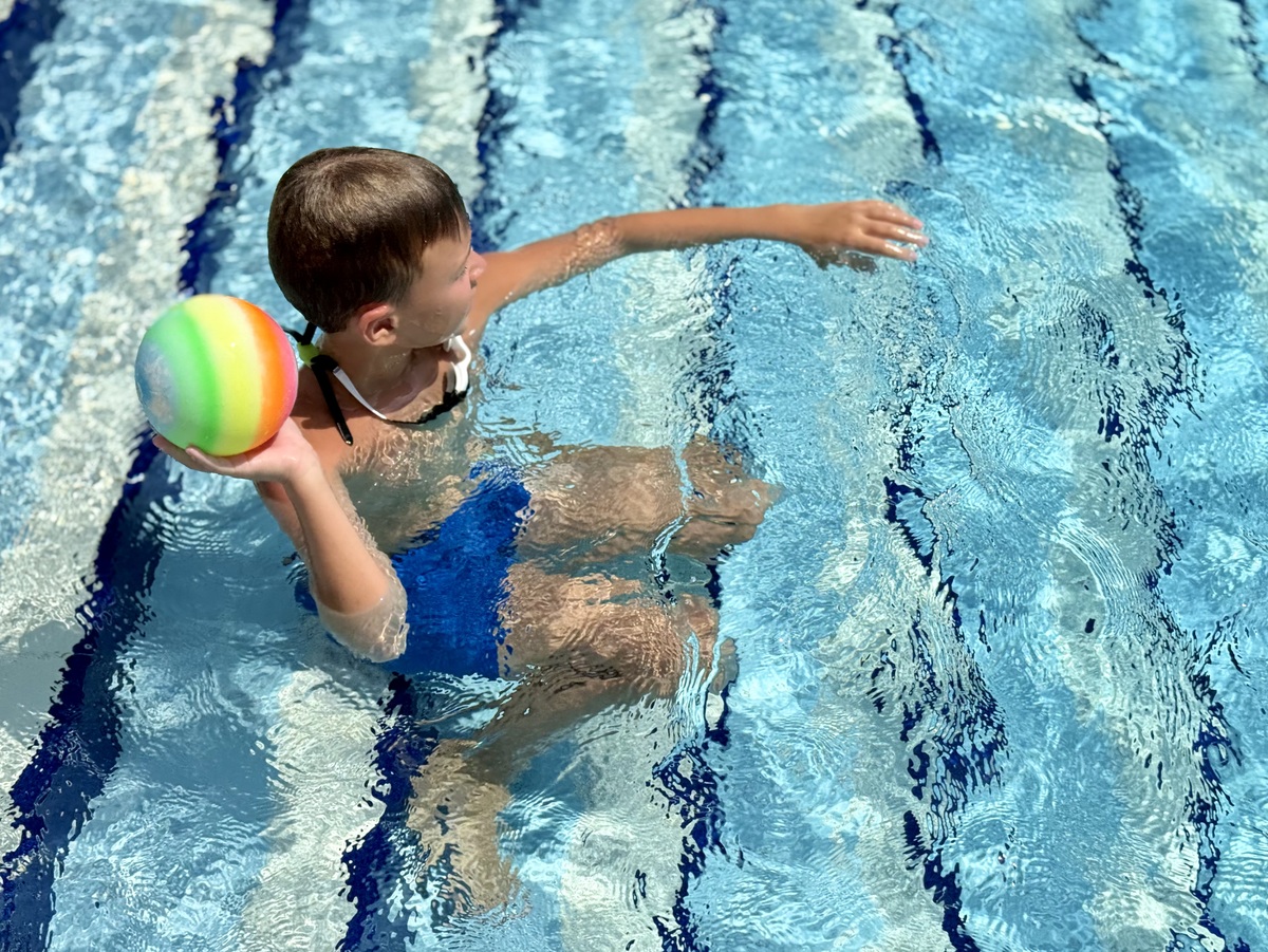 学游泳的好处：锻炼身体、增强自信、提高自我保护能力