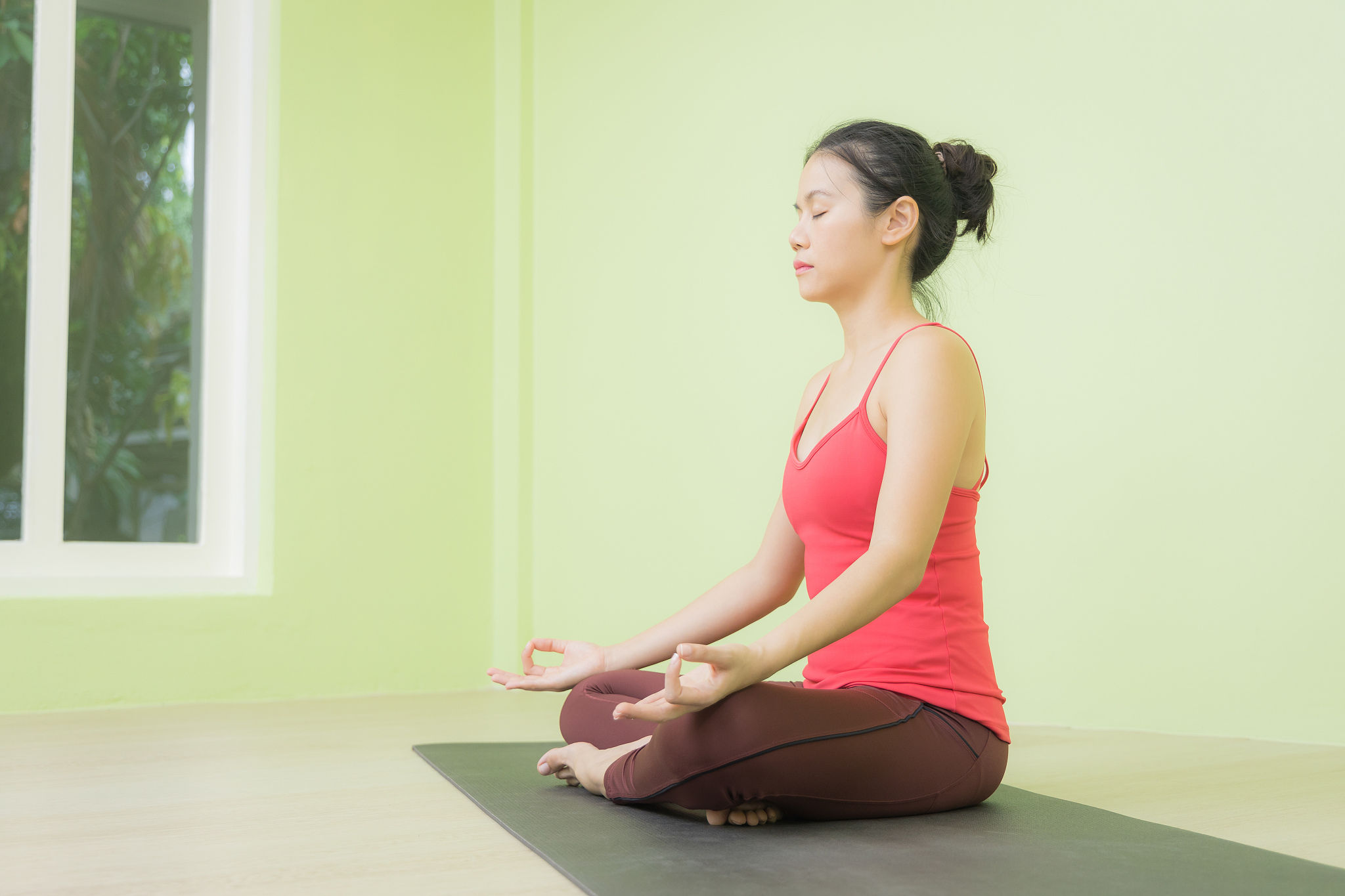 瑜伽姿势的细节描写