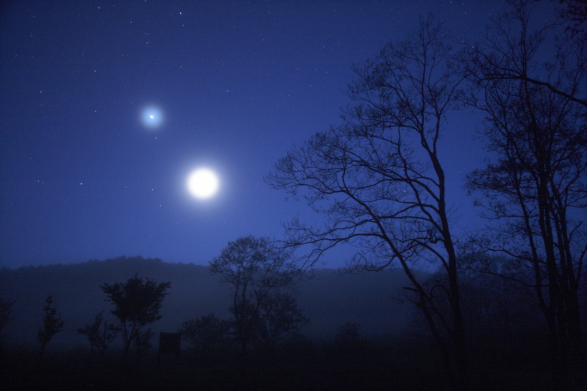 深夜圆月下有座山有漫天荧光照亮山下的稻田用诗词描述