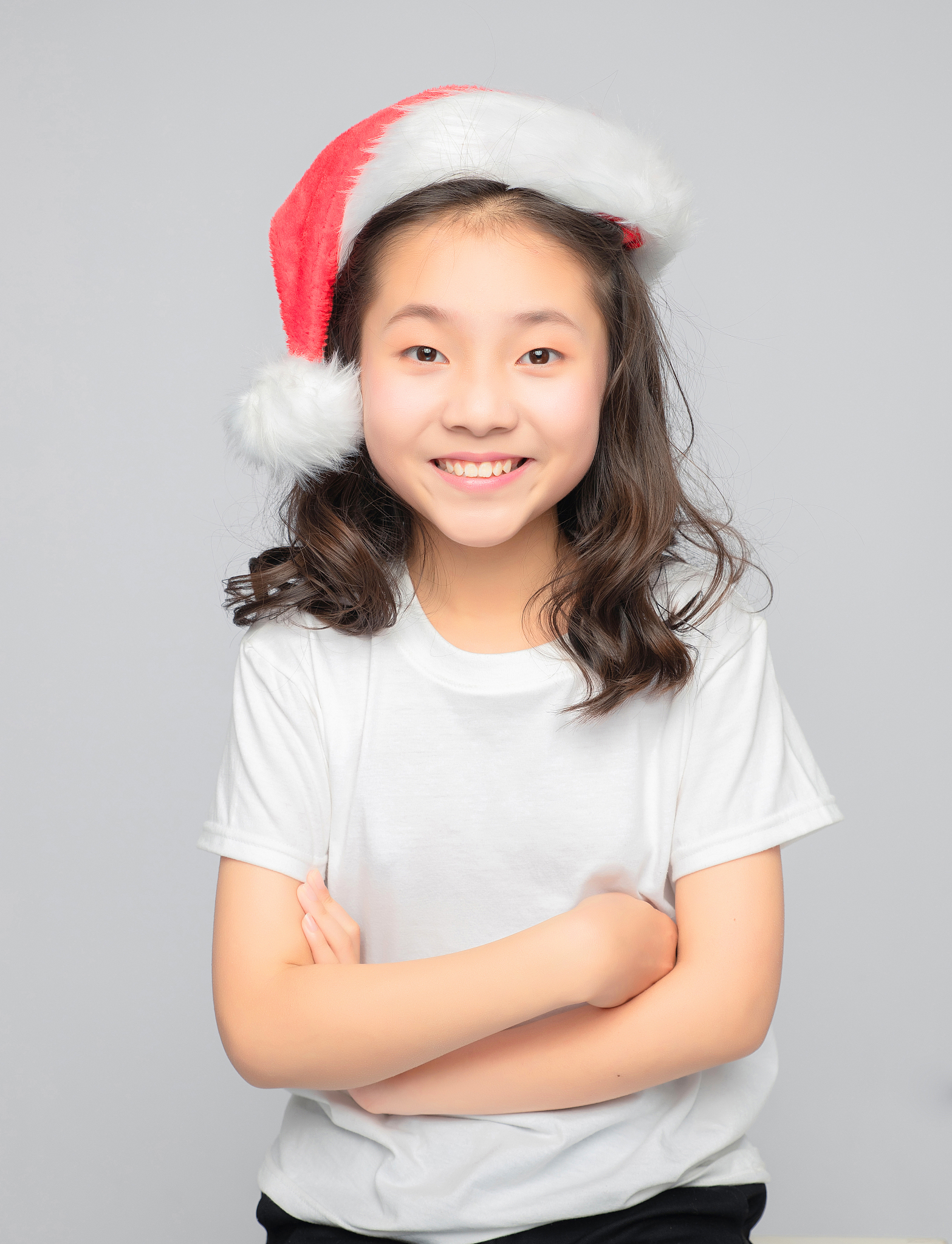 灰色背景里的亚洲小学女生