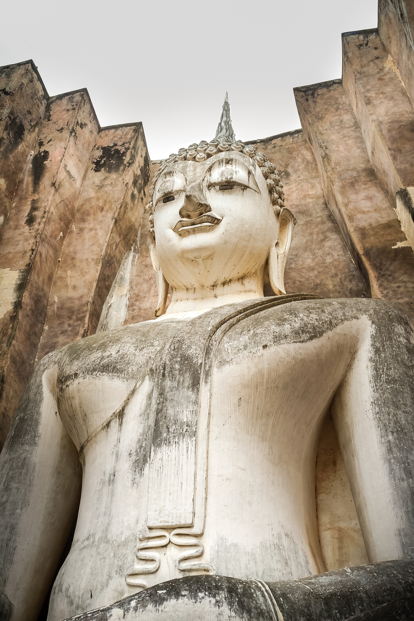 the big buddha phra achana in wat si chum