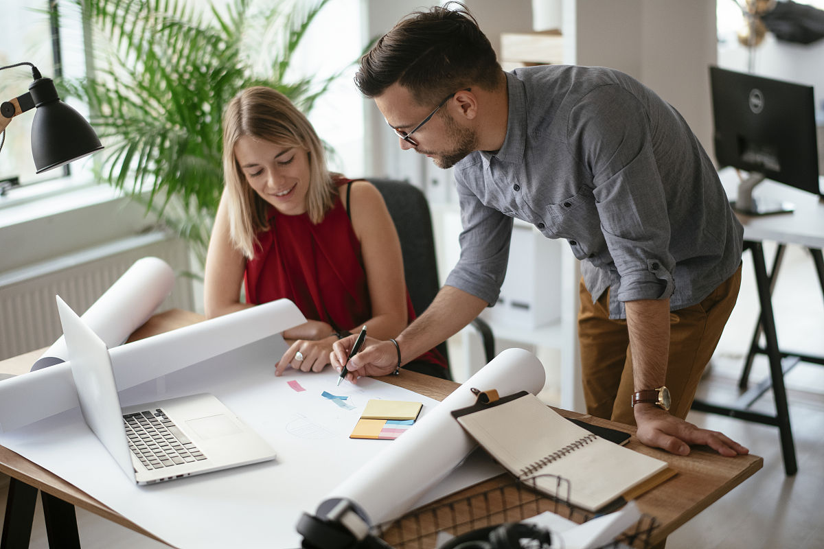你是一名设计师你现在没有事情做你想主动去找老板询问是否有事情安排。你会如何询问