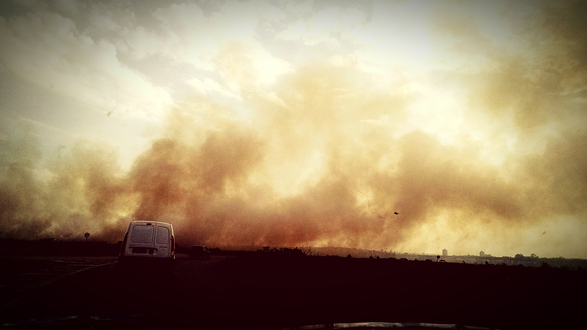 我想在小说中建立一个类似‘东京喰种’中的安定区这样的组织下面说一下大致背景：未来因为全球荒漠化与资源争夺战争频发世界大战开启最后世界上仅存了几个大国这几个大国组成了一个新的国家‘联邦帝国’并开始着手建立十六个城市这些城市分别有不同的作用；联邦帝国建立了进入这些城市的门槛最终很多人都没有资格进入城市有的人则因为一些其它原因而没有进入城市。联邦帝国为了那些继续待在荒漠上的人们能够过得好一些而主动放弃了