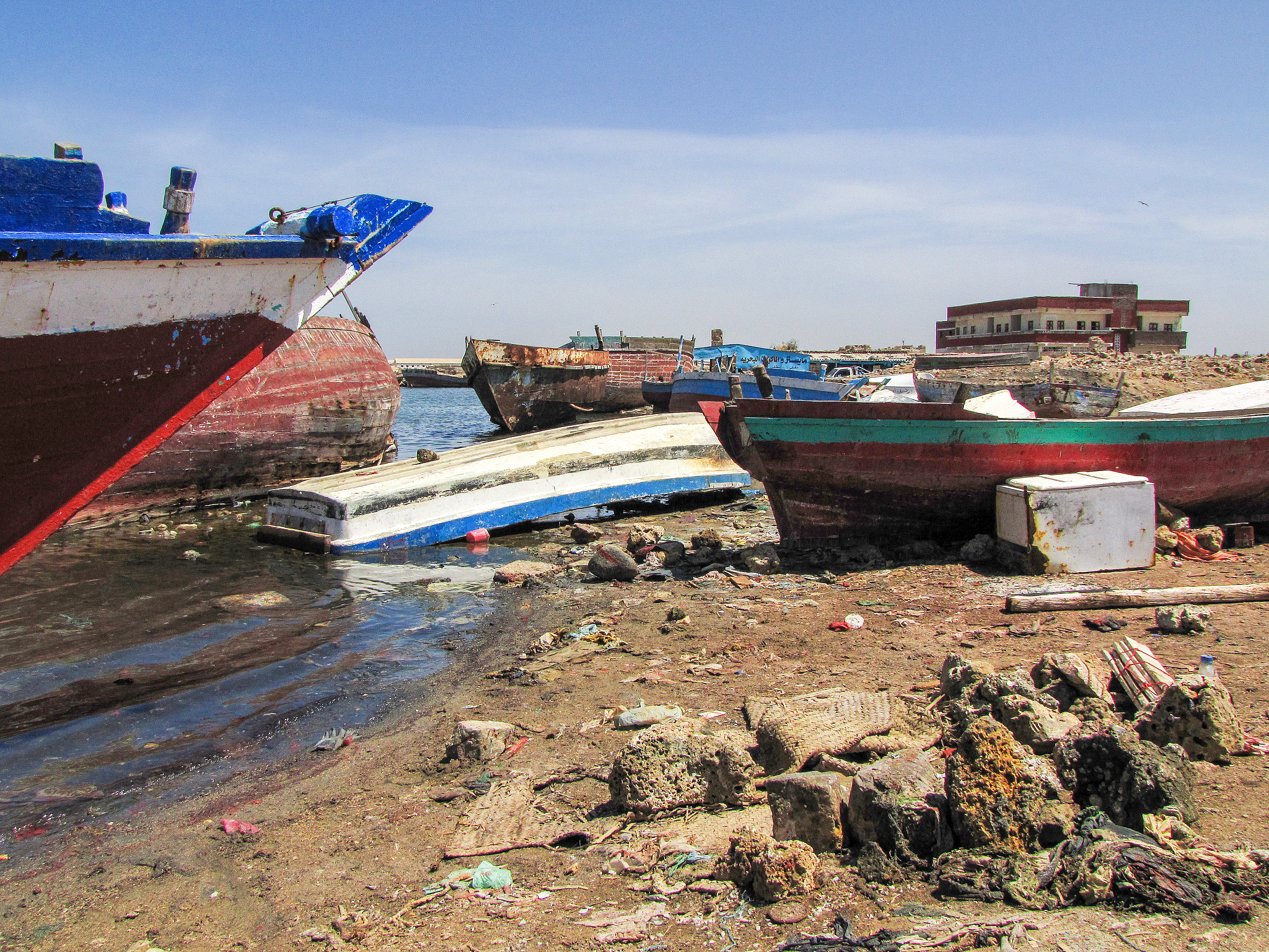 货物污染导致离港延迟，等待委托方确认