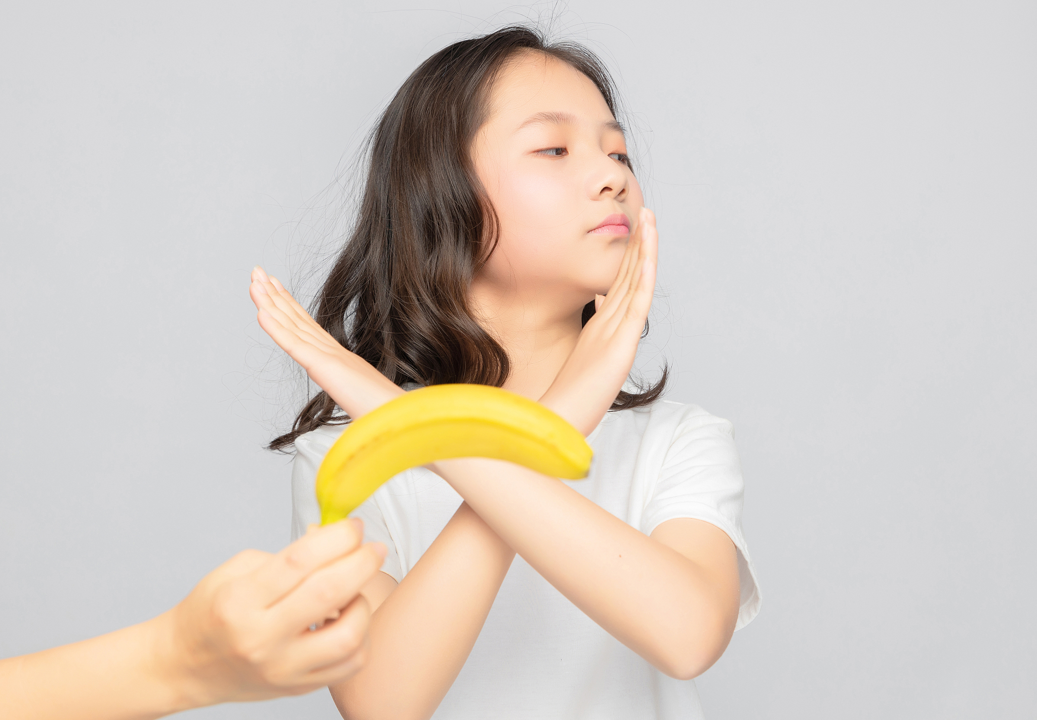灰色背景里的亚洲小学女生