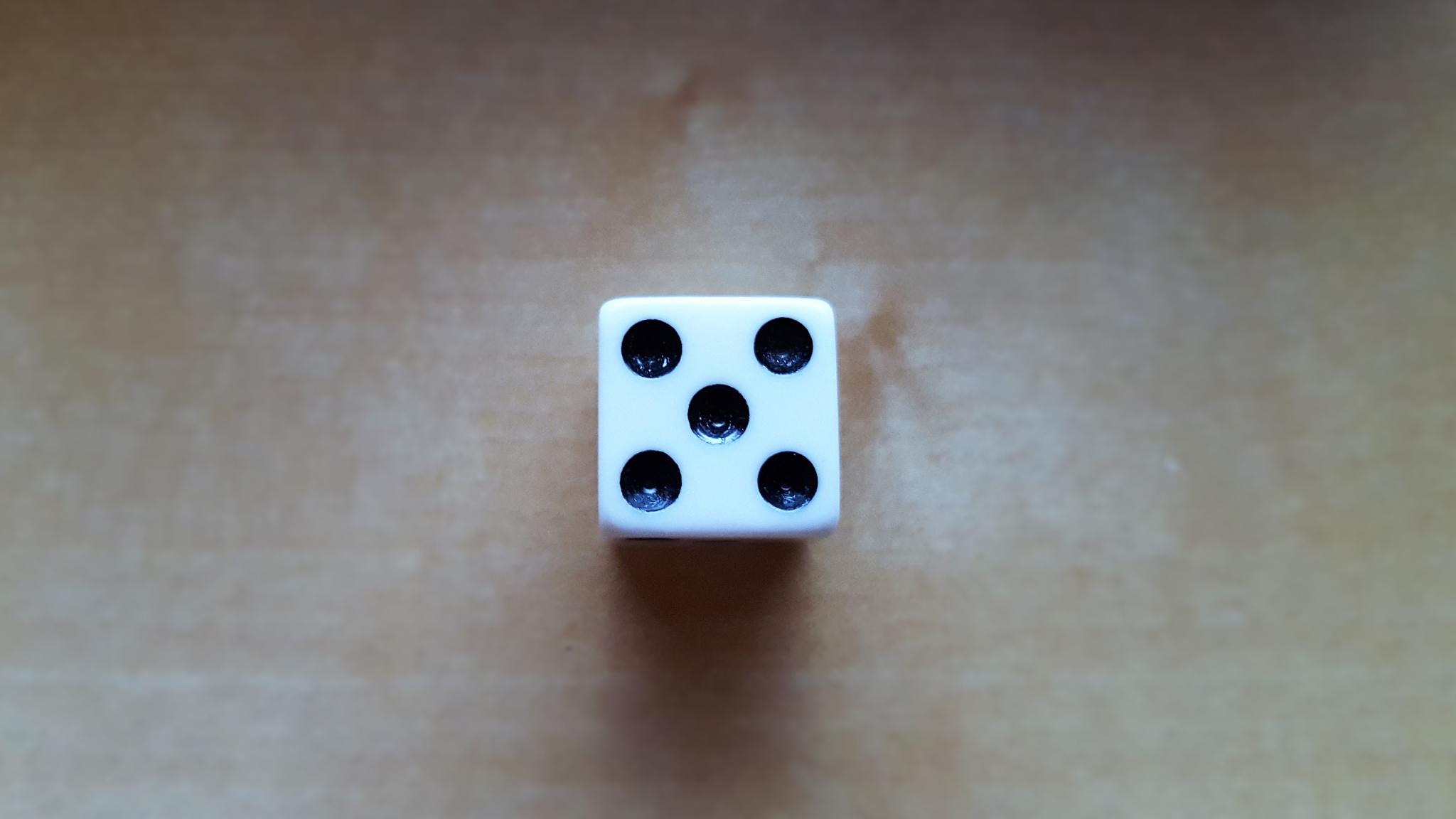 经典白色塑料骰子 - 经久耐用，适用于各种桌面游戏