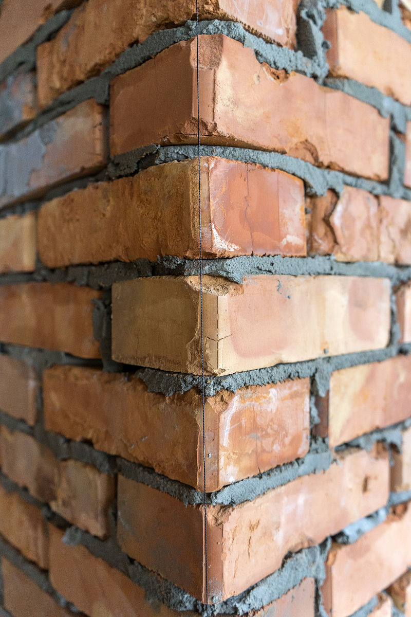 图纸上是砼15cm工程清单上是砖砌体应该砌筑什么墙帮我用200字详细描述