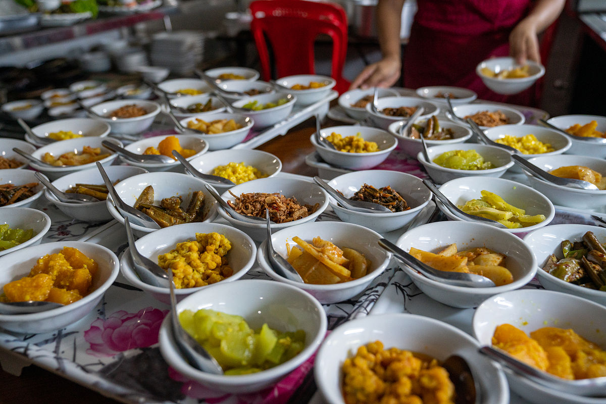 写一首表达怀旧或者类似情绪的中文乡村歌曲歌曲表达的主题为自由歌词结构为Verse1、Verse2、Pre-Chorus1、Chorus1、Chorus2、Verse3、Verse4、Chorus3、Bridge1、Chorus4并确保Verse1、Verse2、Pre-Chorus1、Chorus1、Chorus2、Verse3、Verse4、Chorus3、Bridge1、Chorus4歌词不重