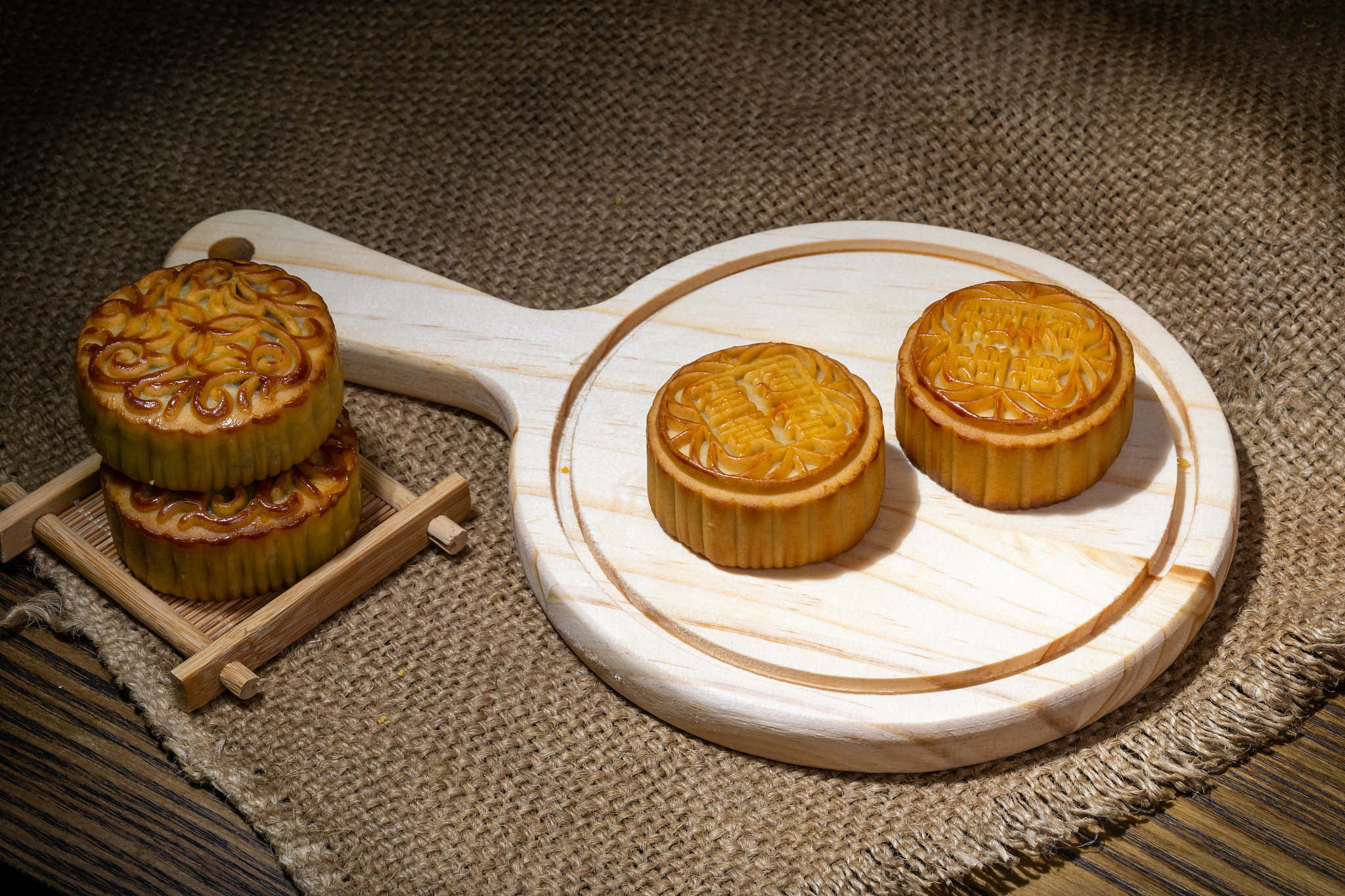 中秋节月饼买二送一！超值优惠，送礼佳选！