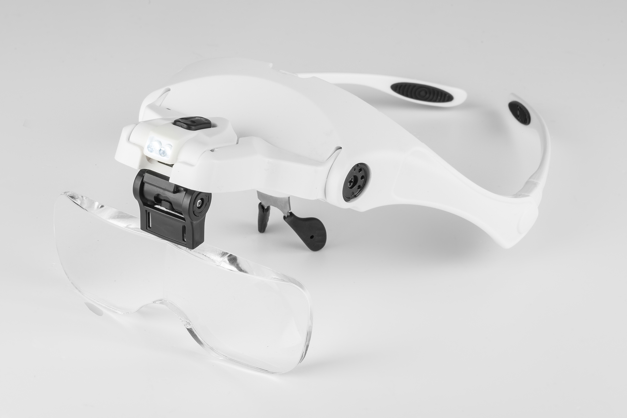 用美式英语写3条关于带3lED灯阅读鉴赏放大镜6902A款产品的正面评论。内容附带评论标题评论单词数量小于60个单词。