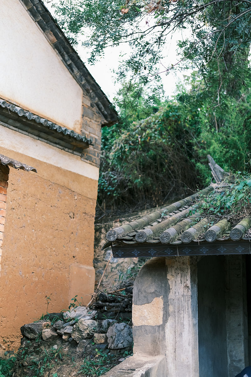 使用文化博主的口吻写篇1000字宁在坟头过夜不从空宅老屋过什么意思？有何寓意？的文章要有和读者互动语句带标题