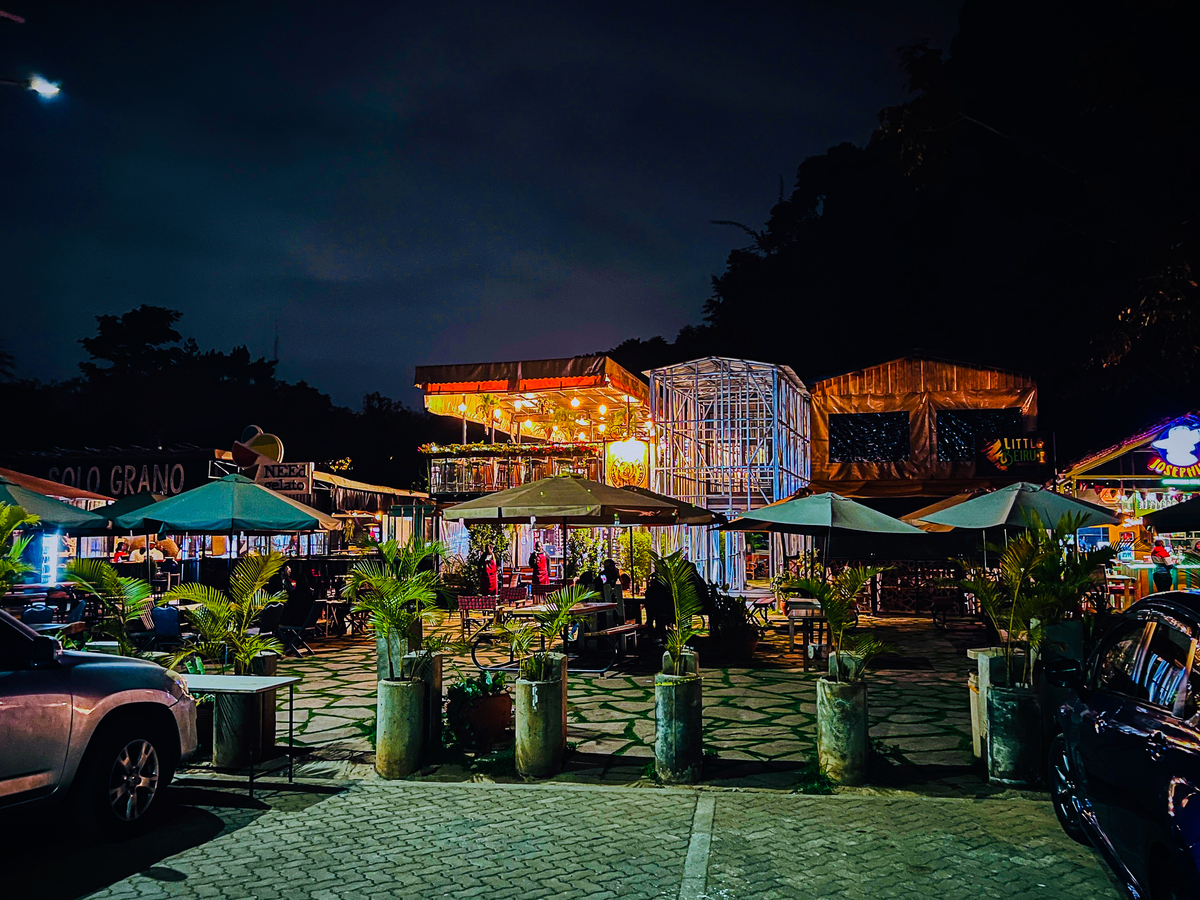 烟火小院，地灯氛围拉满，举杯欢聚，舒适惬意！