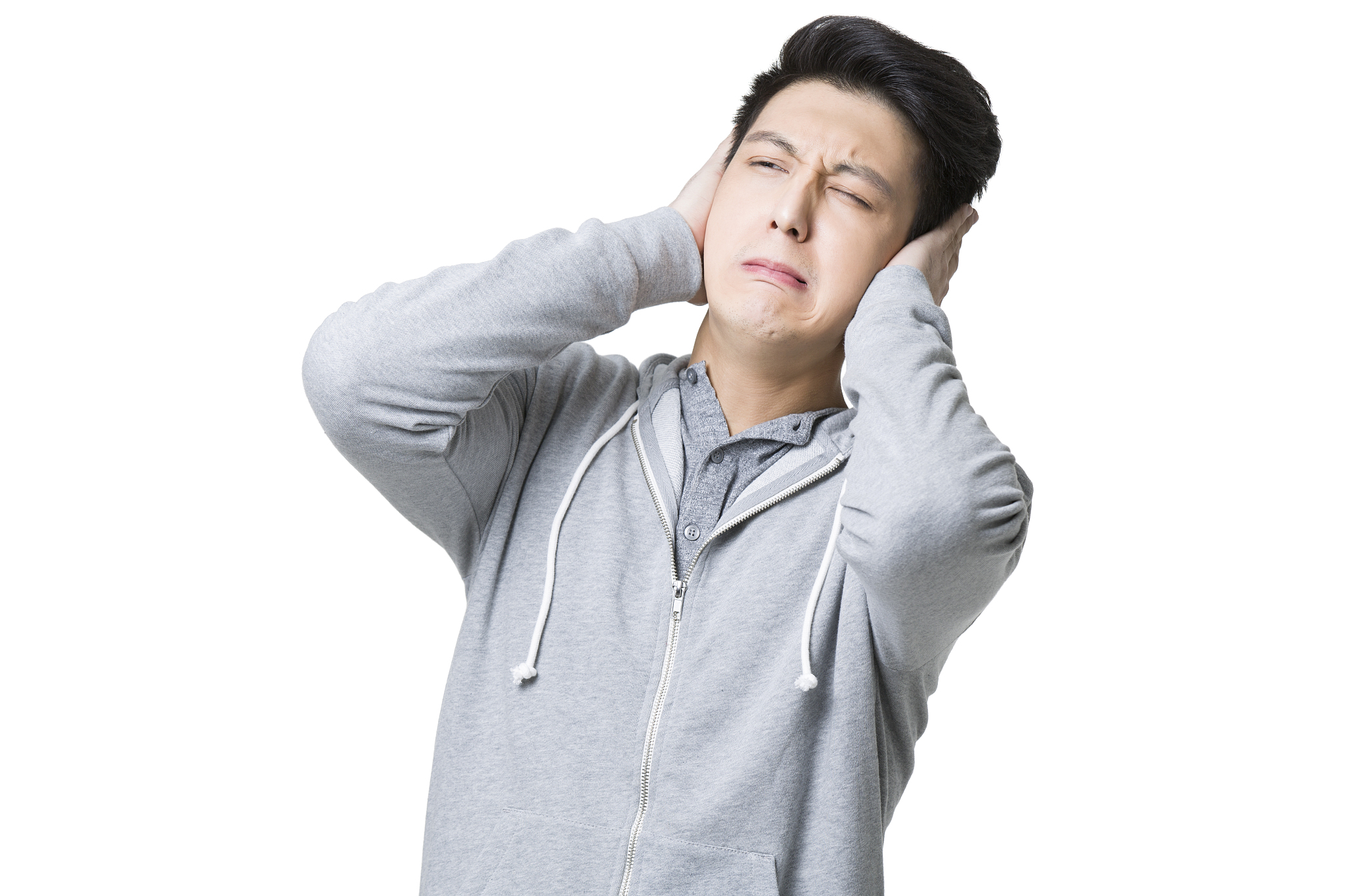 年轻男子捂住双耳