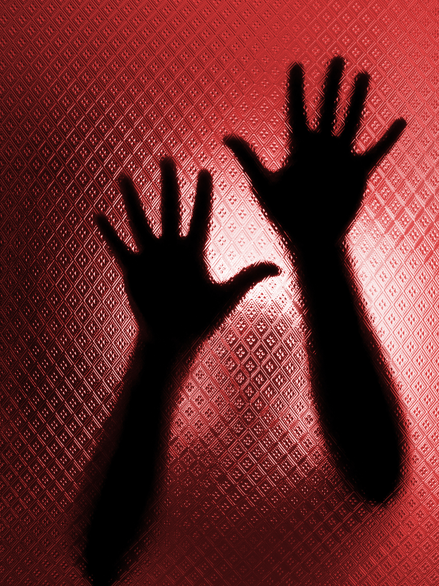 请将这段话翻译成中文。I brought the lid of the chute down on its fingers It screamed slid down the chute clawed at the sides as it disappeared into the darkAnd went silent