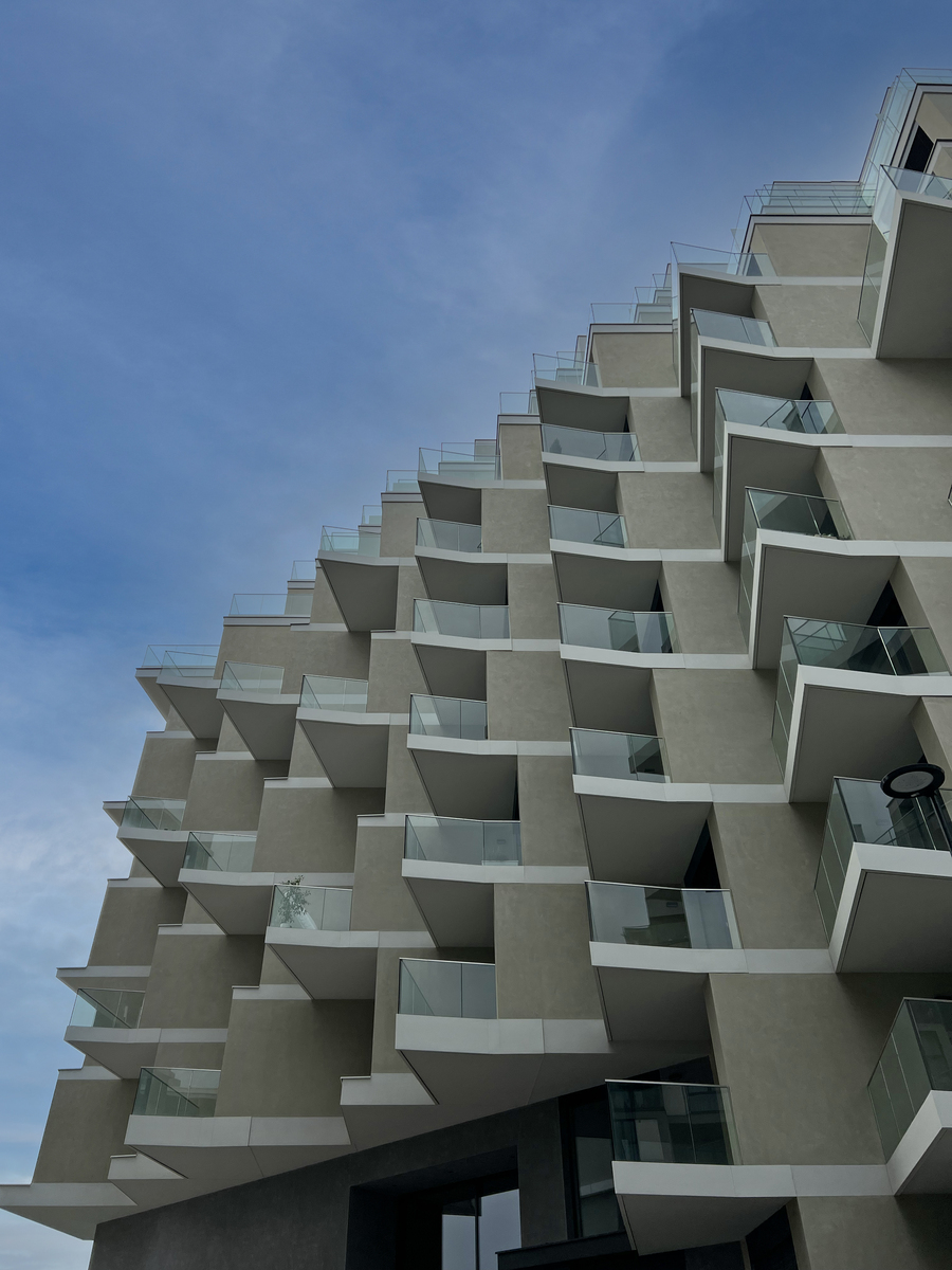 写一篇论文关于中西方建筑在某些方面的比较以及对建筑史的体会抓住某一点展开不要去面面俱到