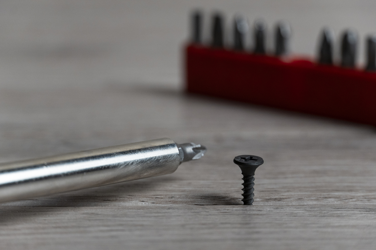 开口钻他不是分成两半嘛用什么方法将那两半打开的呢？