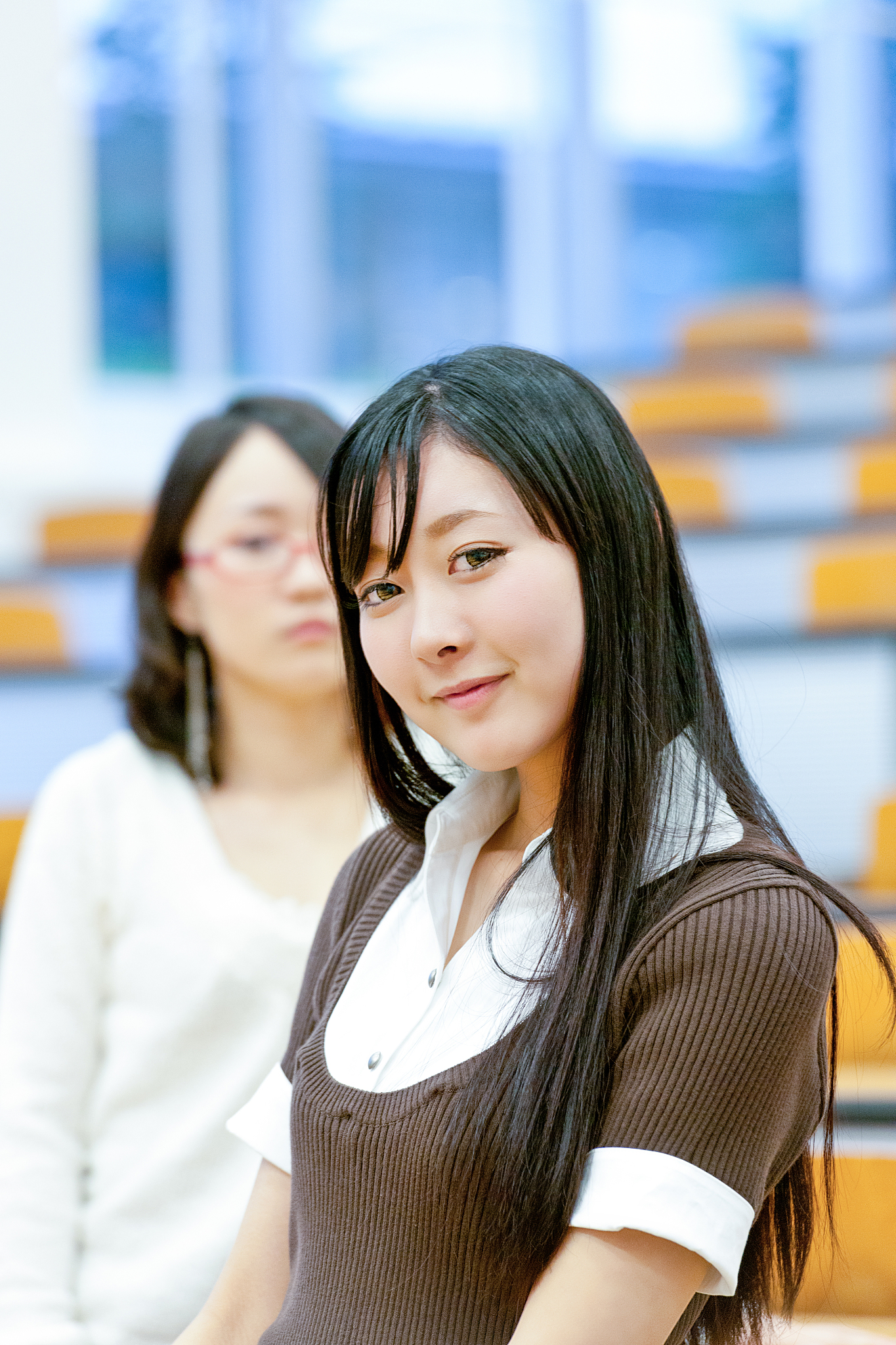 要求进行大改多用自己的话来解读以及感想整体内容核心意思不能变采用一些修辞手法。字数必须850字日本三流学校毕业的女大学生找不到工作只能睡网吧你知道夜生活过得有多苦逼吗？下午四点这位名叫小美的女生才刚结束面试在找地方过夜。她今年23岁是一位应届毕业生。由于还没找到工作的原因为此小美至今没租房子一直都是选择住在网吧。毕竟网吧不仅生活设施齐全价格相比酒店也便宜了不少每晚仅需不到3000日元。来到网吧办好