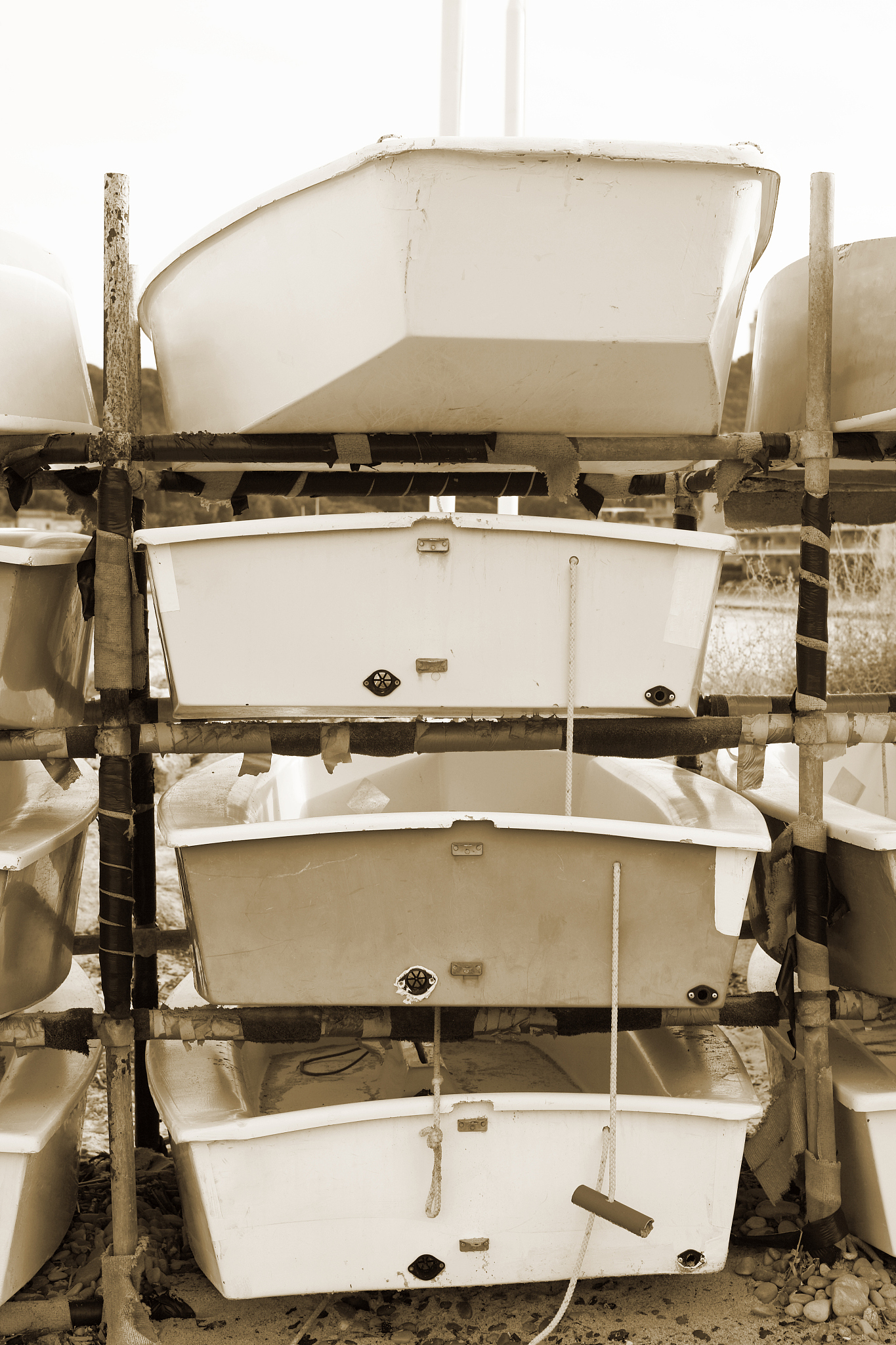 请翻译我们发现从观察孔里流出的货物已经发霉