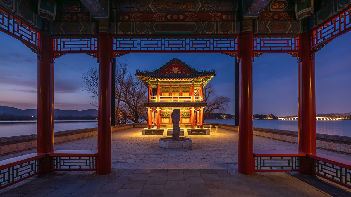 北京昆明湖畔,夏季宫殿景明楼夜景,中式传统建筑