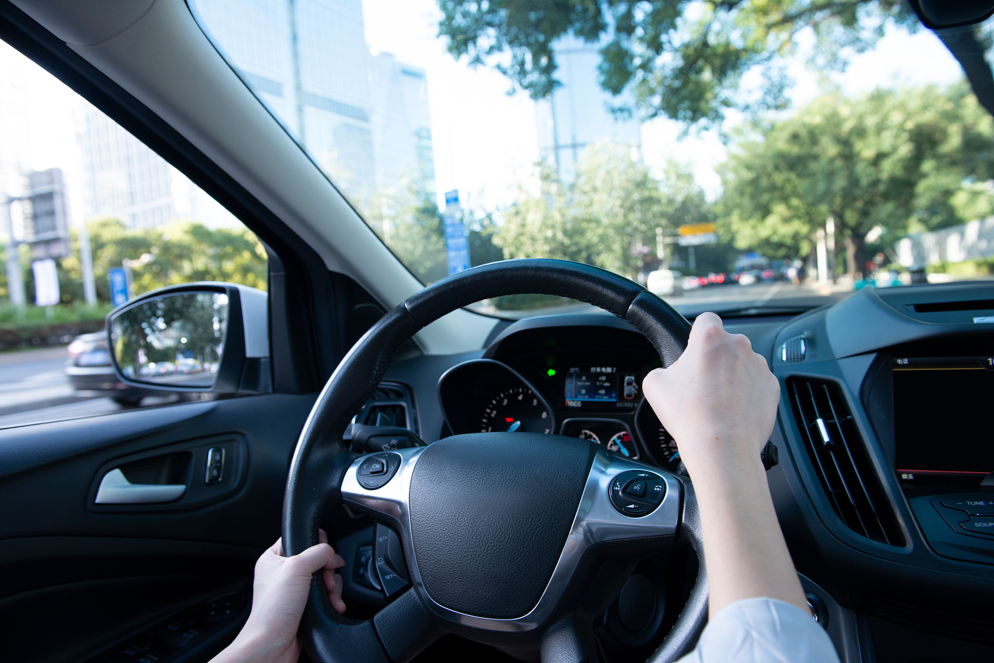 目前方向盘的形状大致可分为3种圆形、方形、异形。其中圆形方向盘是目前使用最为普遍的造型 因为圆形的方向盘驾驶人在进行操作时可保证动作的连续性 自然方便的操作模式使驾驶人对其有较高的接受度。方形方向盘的特点是旋转角度小 转动半圈就可以完成从左死点到右死点的完整转向 双手无需离开方向盘 且更省空间 使驾驶室更加宽敞 多用于赛车。把这段话改写