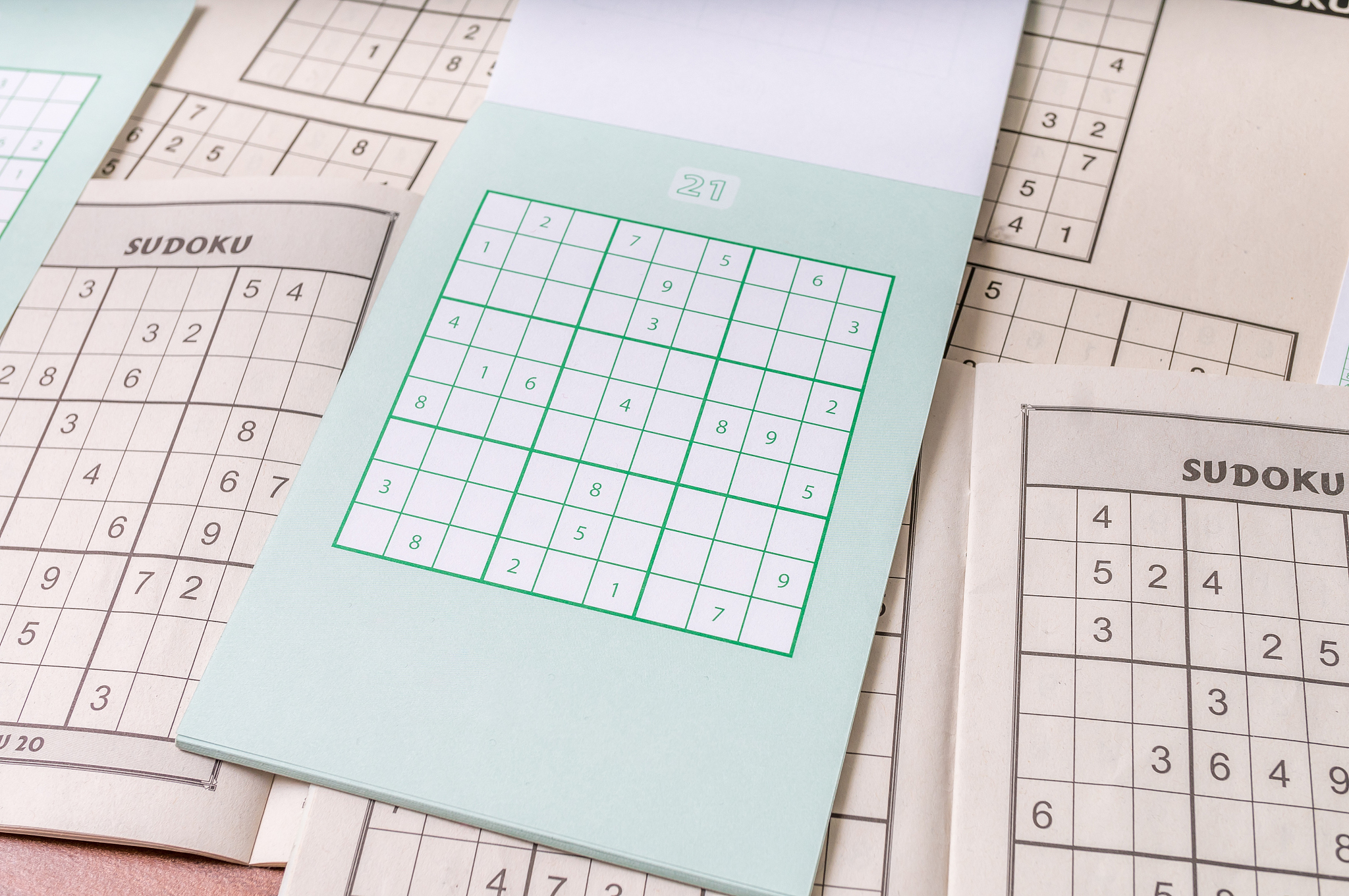 《行不集中》字谜 解三个数字帮我用200字详细描述