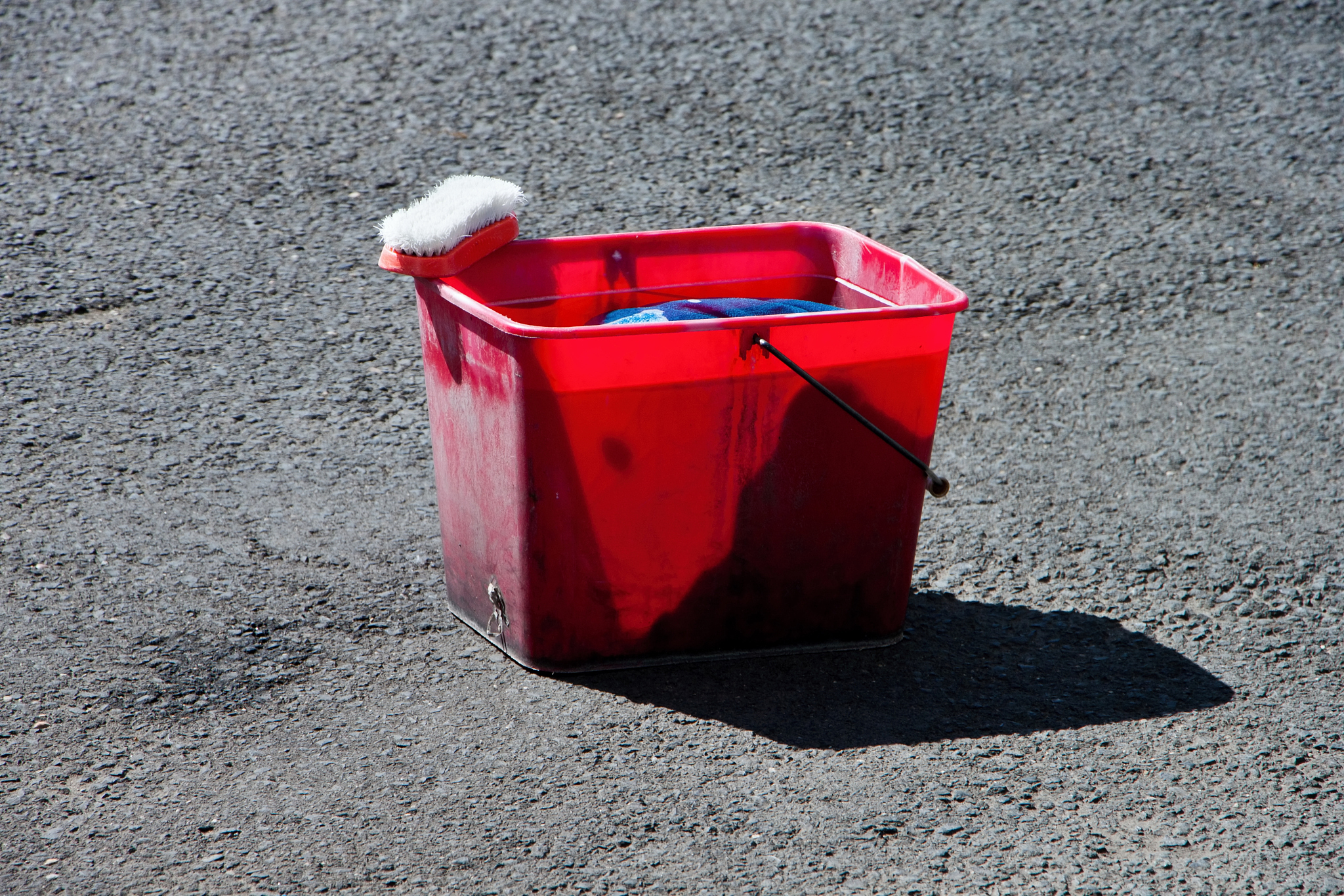理解以下内容并翻译成中文：Cleaning the toilet isn’t glamourous but it’s something that has to be done However you might find yourself reaching for numerous paper towel wipes to get it done Did you know it takes 12