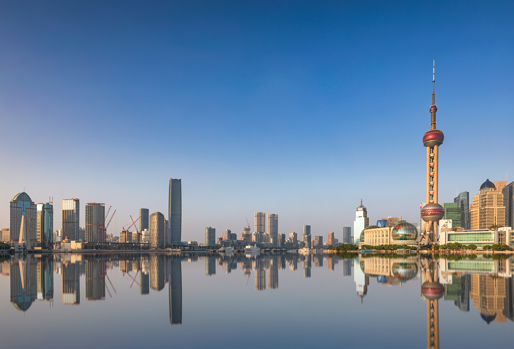 白昼蓝天上海浦东陆家嘴城市天际线都市风光市区中心建筑金融区