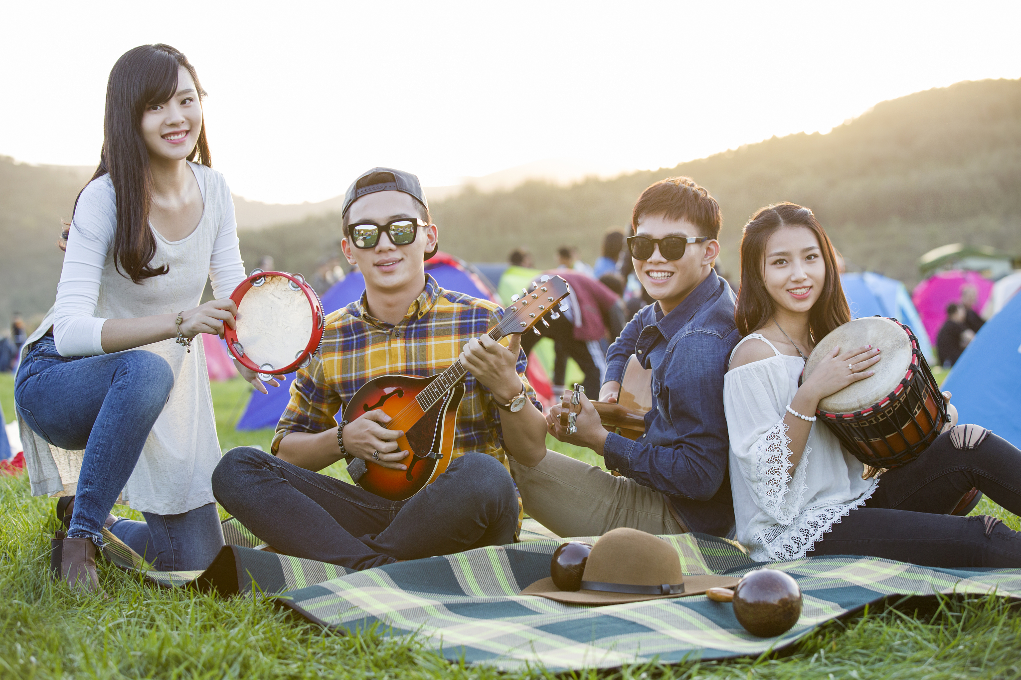 草地音乐节：歌曲、舞蹈，点燃秋日激情