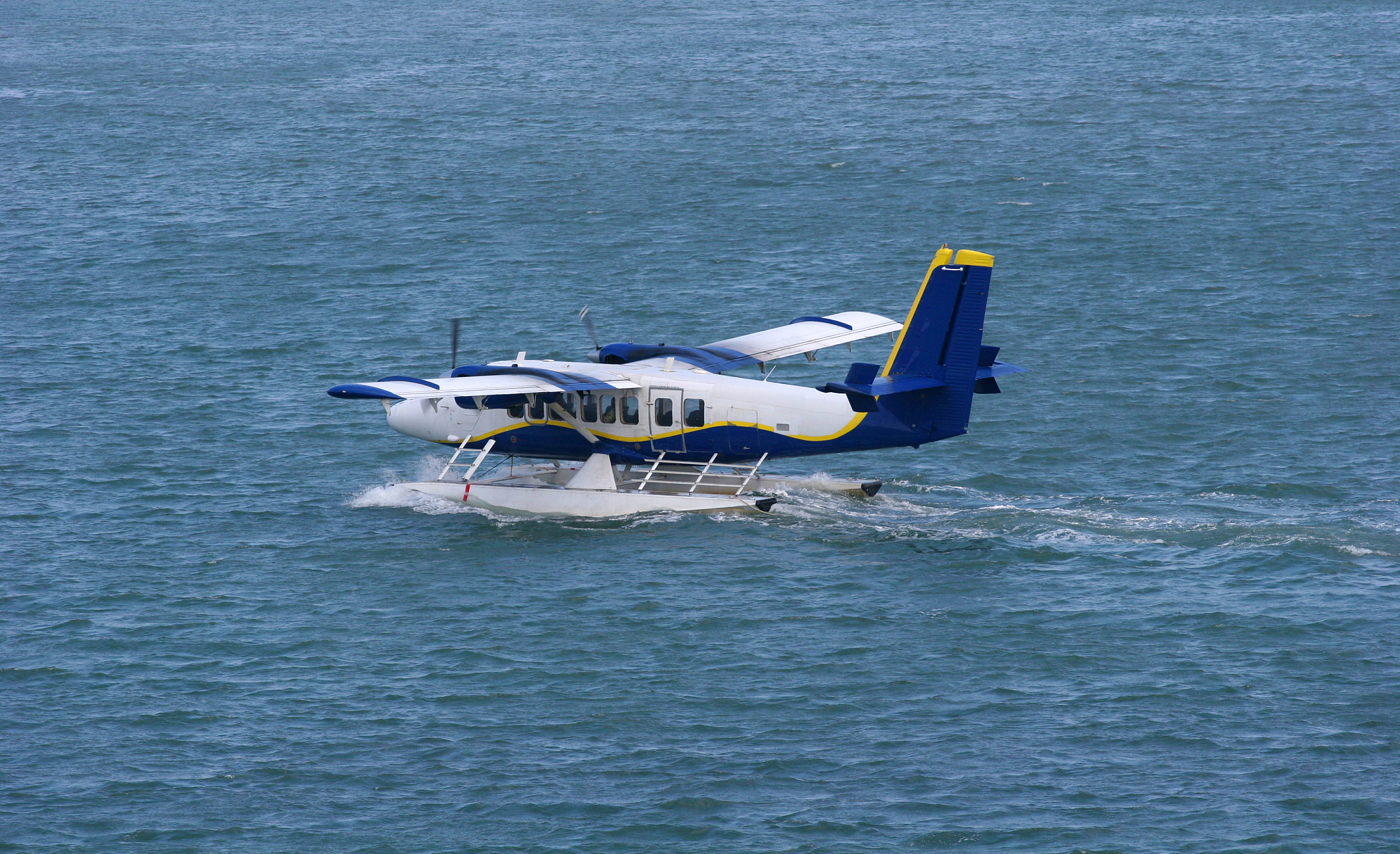 Translate the sentences into Chinese RX1E-S is the world’s first float-type two-seat electric seaplane On the basis of RX1E-A RX1E-S is developed by increasing the power of the electric propulsion uni