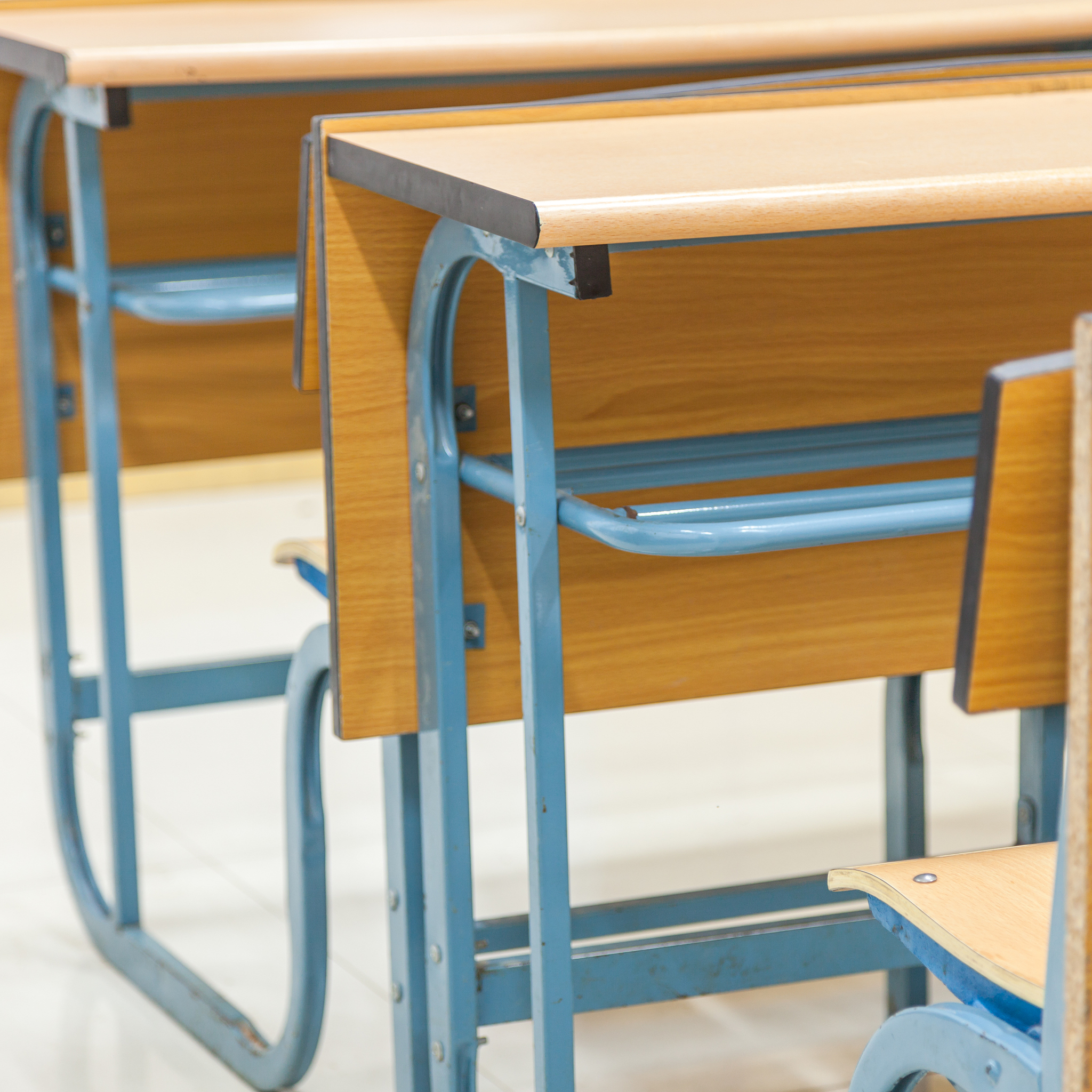 小学生和中学生课桌板凳高度标准：尺寸、安全和效率