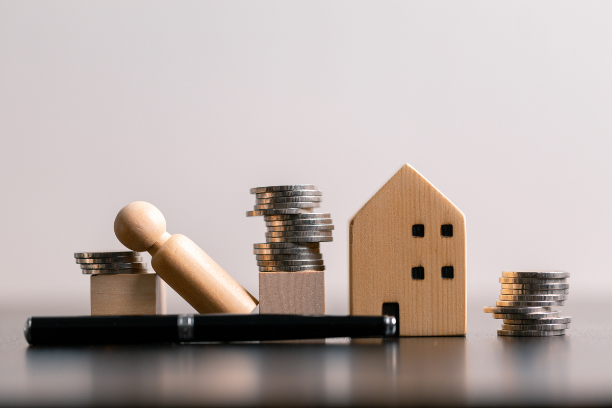 将下面这段话降重：财产的价值呈现 从法理上来看综合法学与经济学者们的观点要成为 法律上的财产一般须符合三个方面的条件：一是具有价 值性包括客观上的稀缺性与主观上的需求性；二是具 有排他性； 三是具有可让渡性