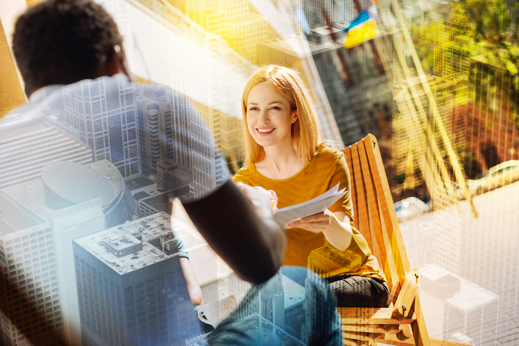 作家马德说我们总是仰望着别人的幸福一回头却发现自己正被别人仰望着其实我们的幸福常常在别人的眼里。请结合题意以我的幸福观为题做现场演讲。按照公务员面试标准回答600字左右