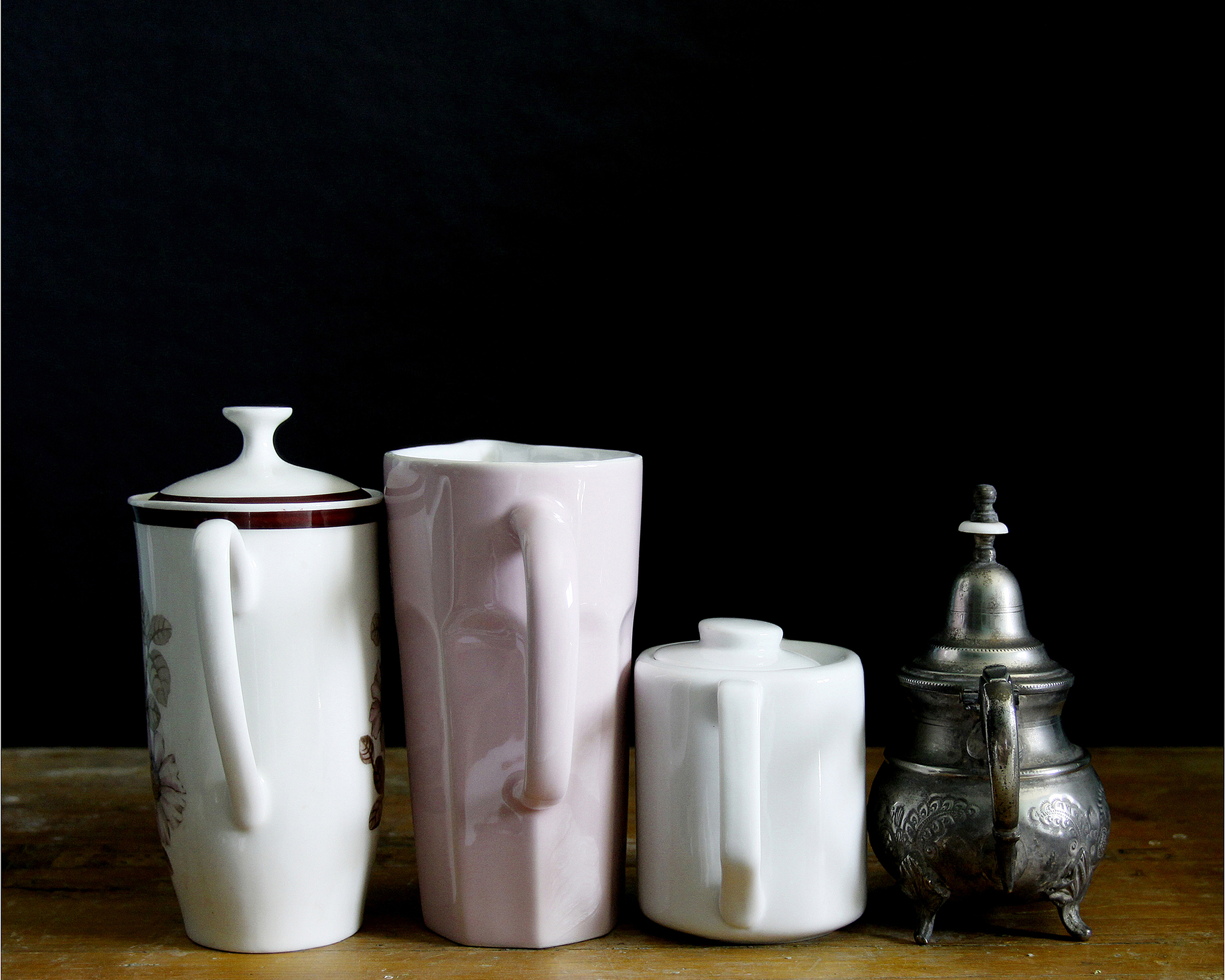teapots and jug