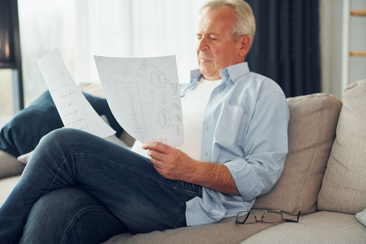 请将在对论文段落的结构部署上将论文一共分成了七个章节：换一种更长的表达方式