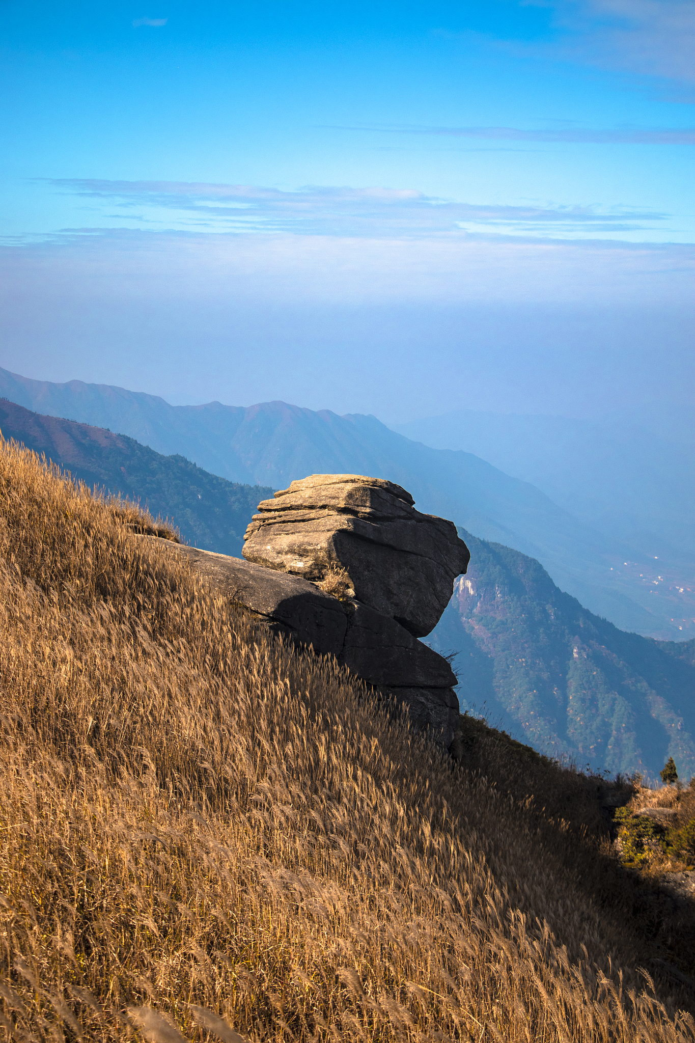 一交通长沙南→萍乡北站车不少票还是要提前抢可以体验一下一等座就一站送小特产和饮料长沙南站记得是提前4分钟停止检票路上容易堵车记得预留好时间苏州出发有一站高铁直达或者走上海虹桥出发换乘多预留时间虹桥堵萍乡北站→武功山游客中心27每人门口都是跑武功山的车到游客中心超过30每人别坐到山脚下超过40不要做30的不好还价40的如果是4个人一起可以还价10—20再多看个人魅力了！二门票门票70推荐门索套票18