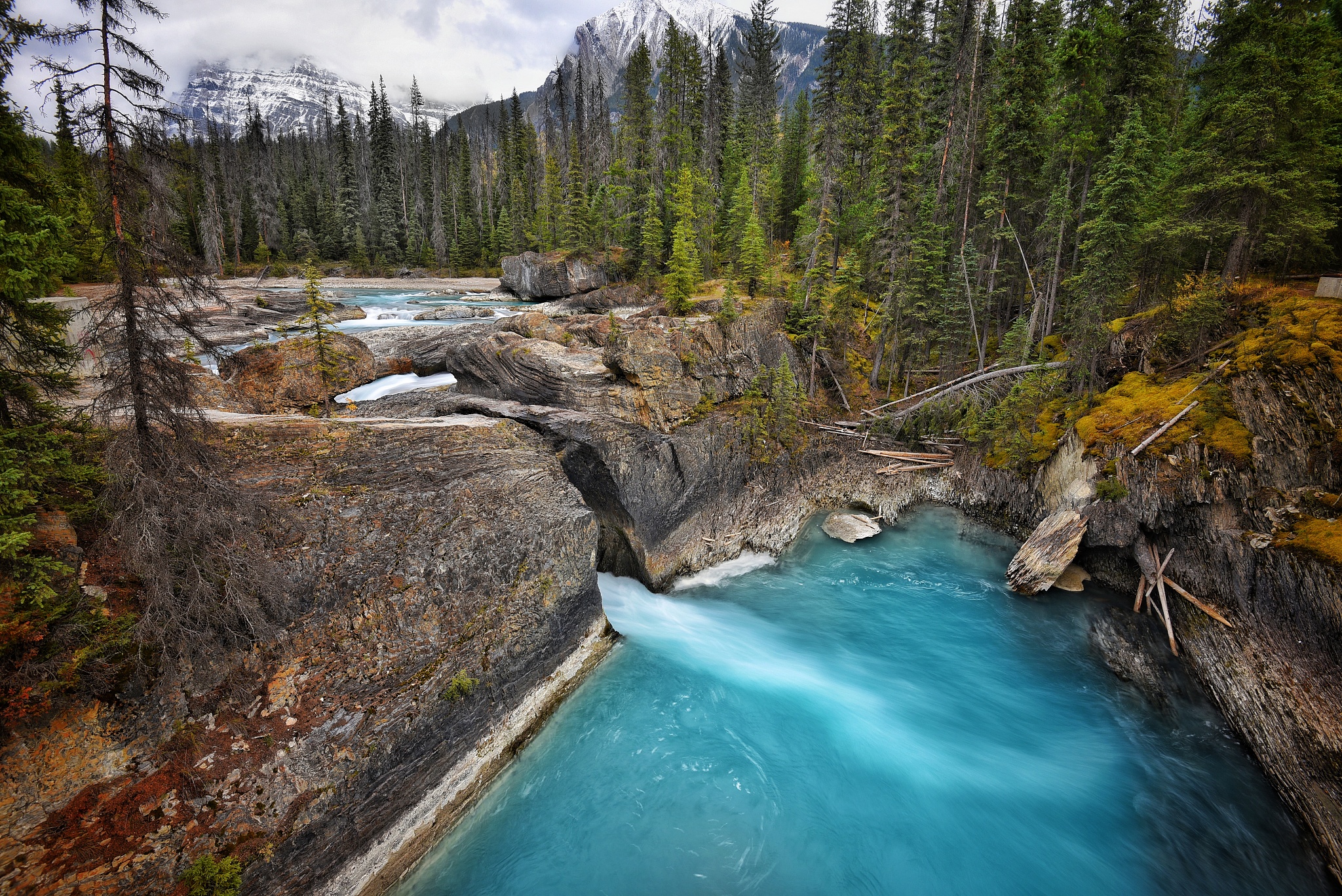 改写以下内容使其逻辑通顺：因此在这一时期公园的管理者只能通过间接的方式来保护景观视觉资源。然而由于公园的游客数量仍然相对较小并且相应的设施建设的总量有限这一时期对景观视觉资源造成的破坏仍然未成为一个显著问题。例如在黄石国家公园建立的最初几年没有可用于开发的资金也很少需要工程服务。国会最早为公园拨款也是在 80 年代为公园的道路建设工程由美国工程兵团负责。国家公园的早期工程活动几乎完全是道路、桥梁和