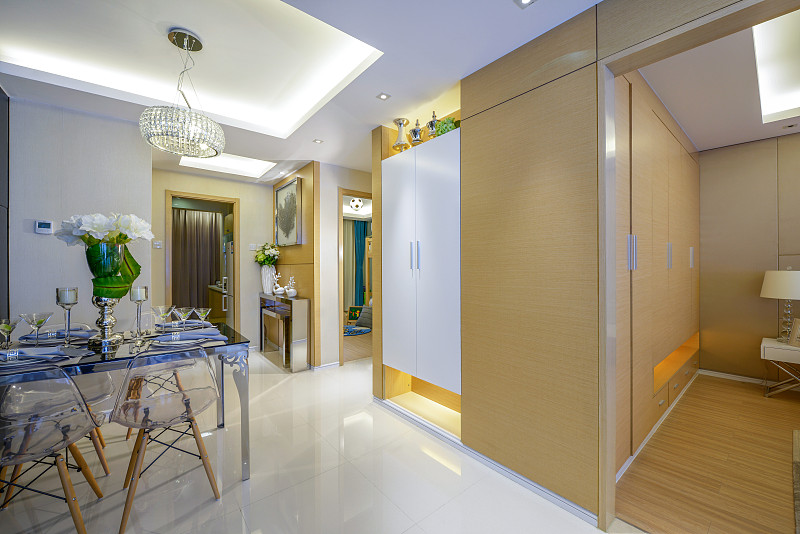 请用诙谐幽默的语气呈现一个剧情剧情是带着客户去看房