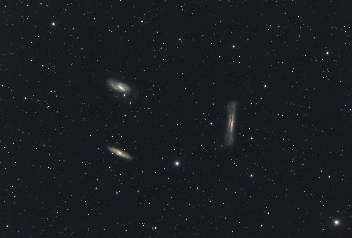 狮子座三胞胎也被称为m66星系群,是狮子座星座中的一个小星系群
