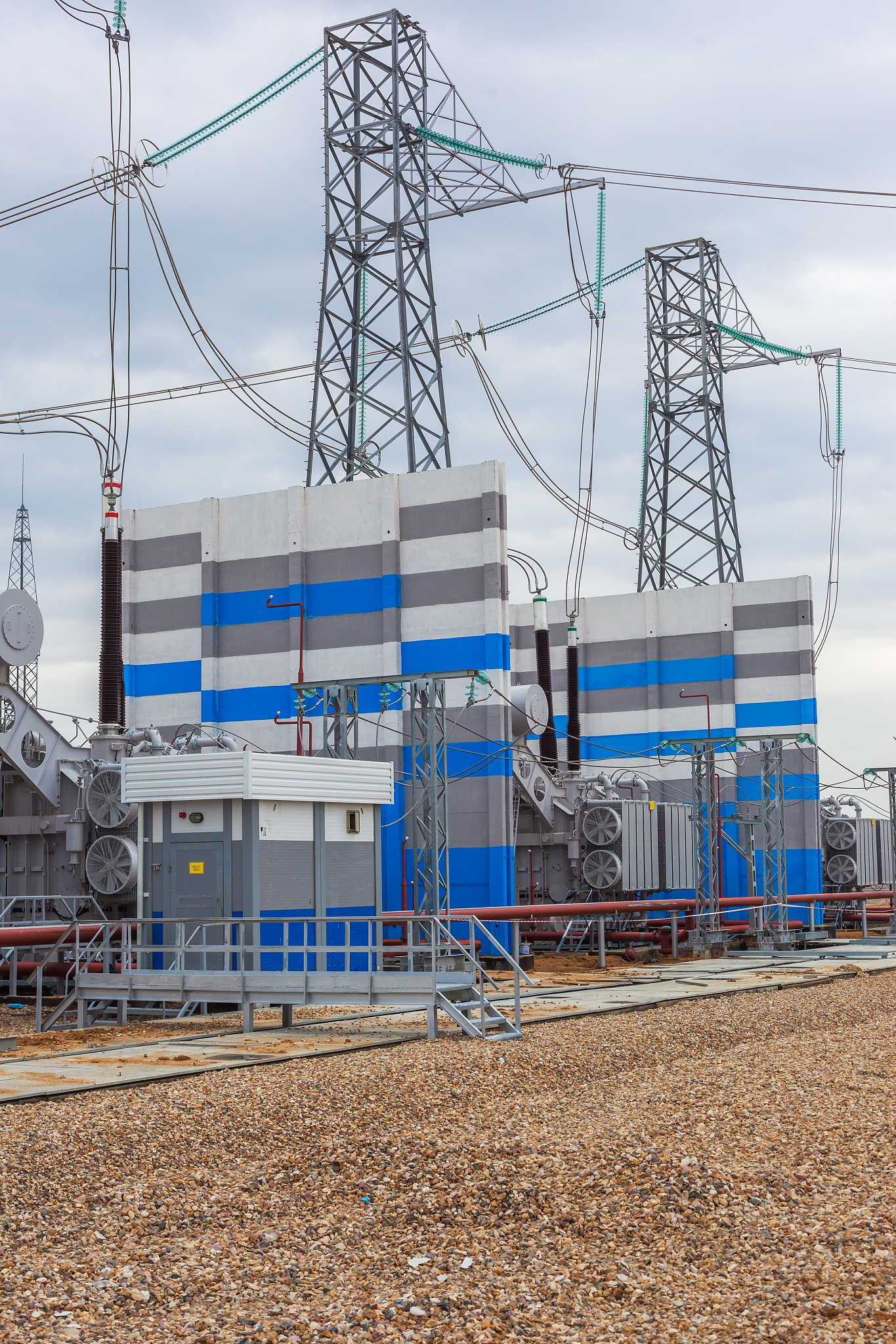 110kV 预制舱式变电站设计与应用：技术性能评估与优化