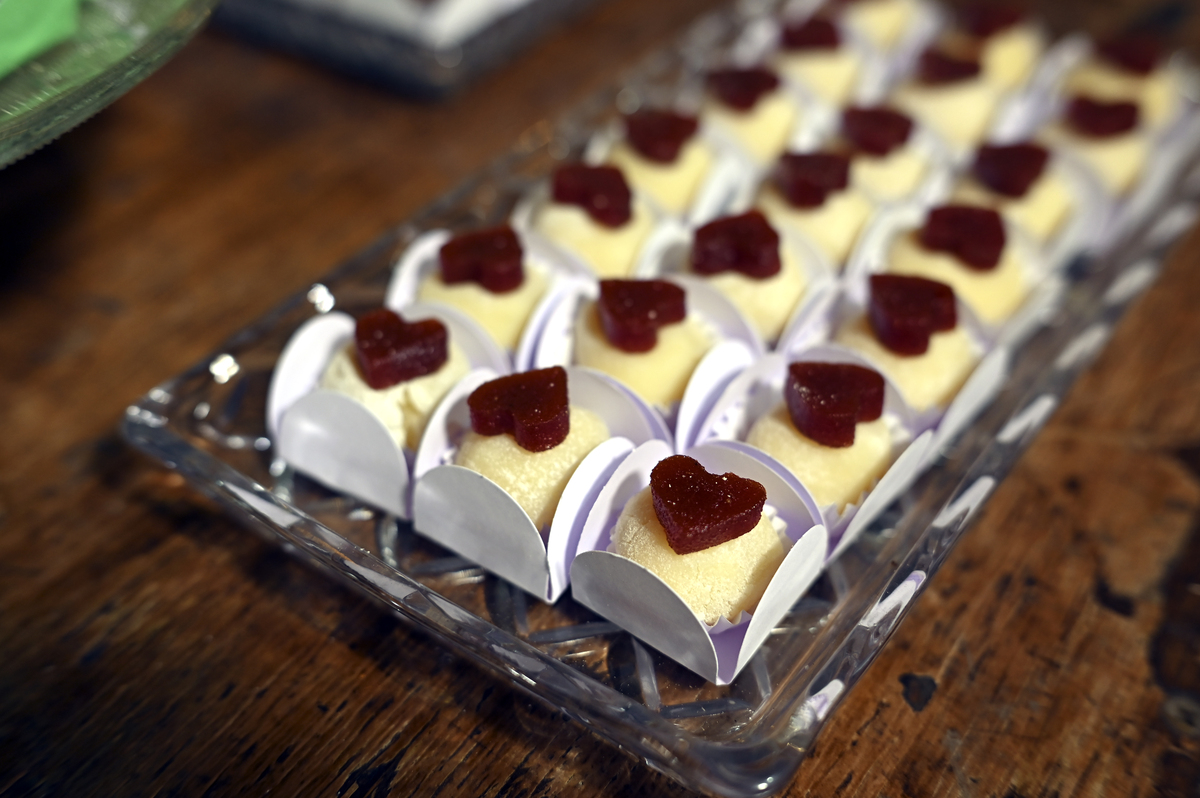 如果我面前有两块蛋糕一块是很难吃的苦蛋糕一块是很好吃的甜的甜。我想吃甜的但因为自律我先吃苦的就吃甜的但是每当我吃完苦的蛋糕之后甜的蛋糕就被别人拿走了并且每次我先苦后甜时甜的蛋糕总是被别人拿走。此时我应该坚持我最初的选择先苦后甜还是下一次先甜后苦