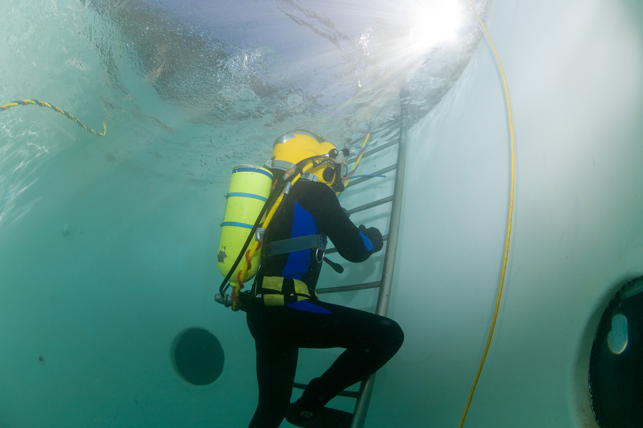 潜水员水下通信困境：信号绳的弊端与安全隐患