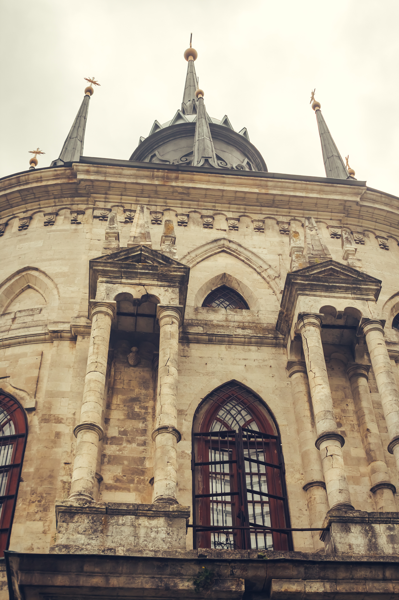 哥特式建筑的特点：尖拱、飞扶壁和高耸的结构