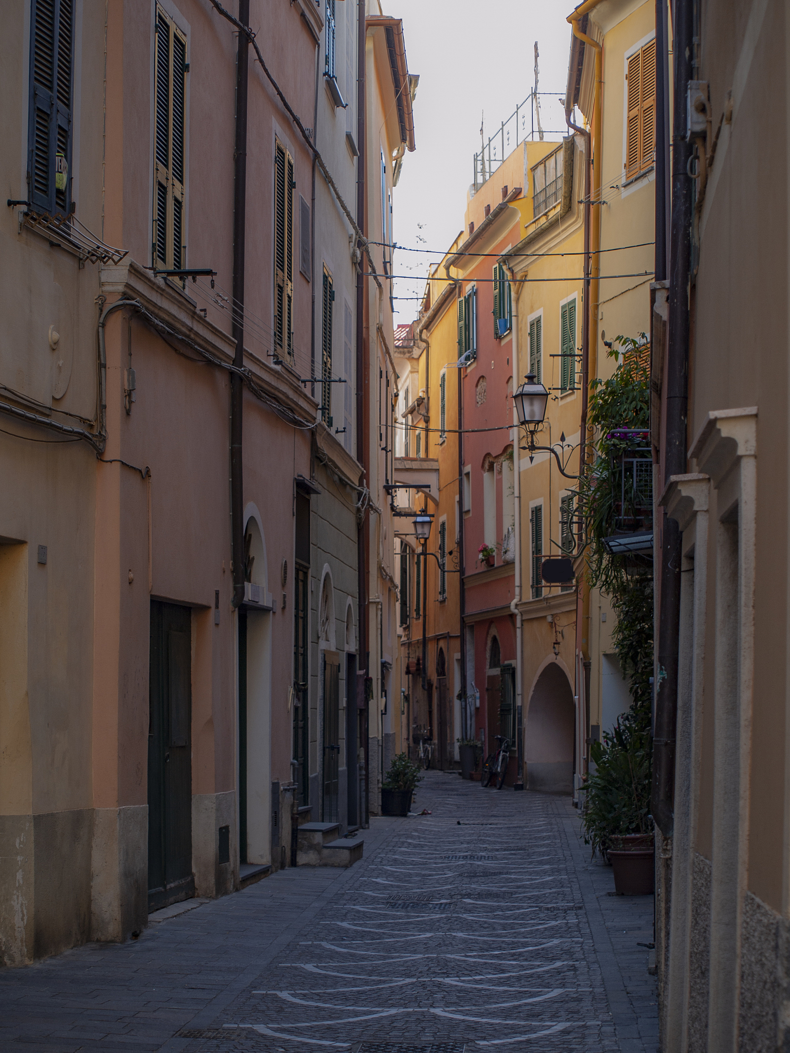 Nanluoguxiang English IntroductionWelcome to Nan Luo Gu Alley The last weekend I went to Nan Luo Gu AlleyThere are many old and famous shops and a lot of dilicious foodNow I want to introduce them to